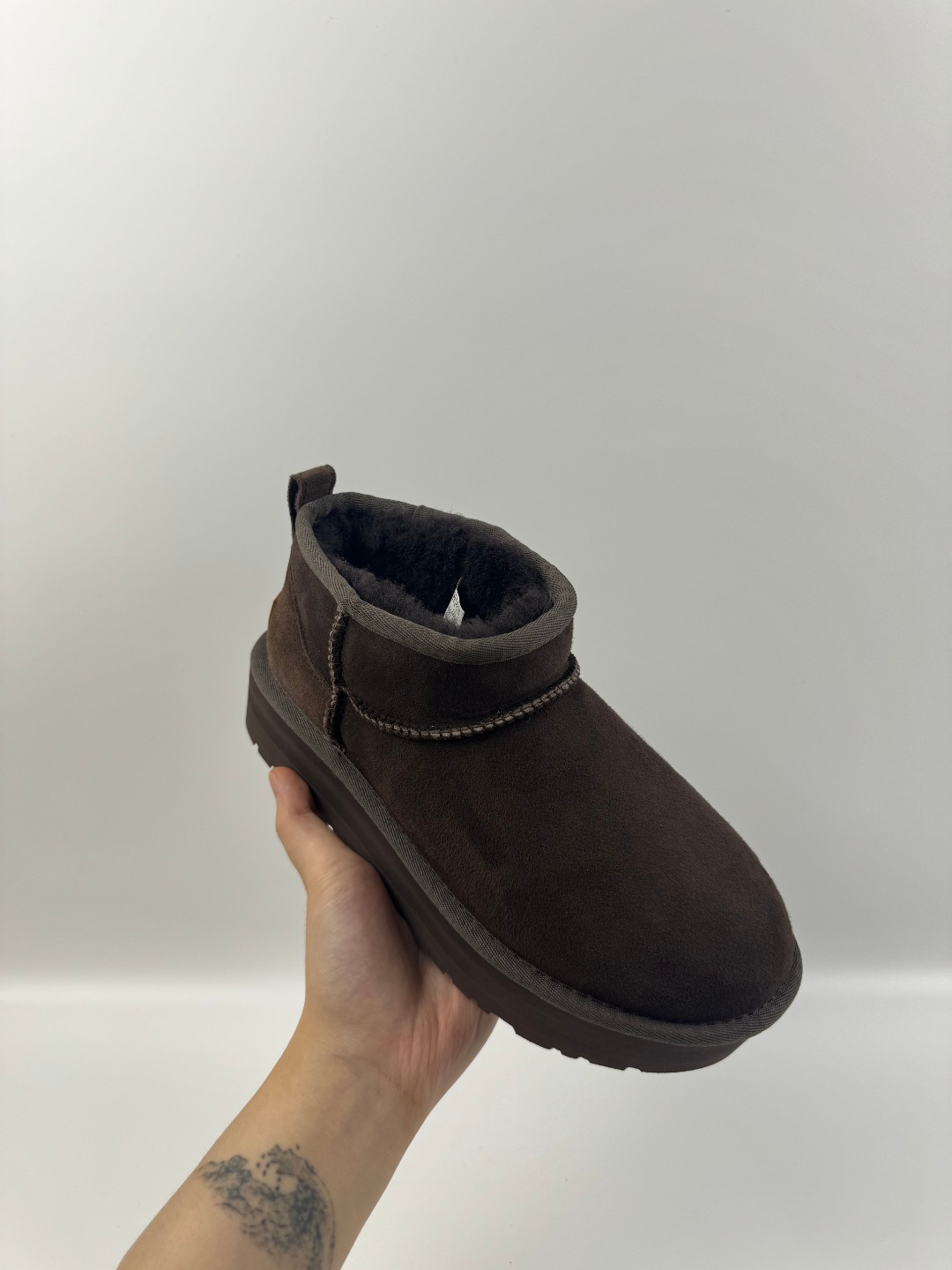 💰P210 本地自取 支持放店
UGG 厚底Mini短筒 3cm 巧克力色 秋冬羊皮毛一体雪地靴
顶级品质 羊皮毛一体高品质 鞋头到鞋垫真羊皮毛一体 独立原版开发大底 羊绒鞋垫 采用TPU模压定型翻毛皮鞋面材质 内嵌人造卷曲羊毛毛绒里衬和选用 鞋身材质 防泼水涂层翻毛皮鞋面 17毫米UGGPURE™植入式羊毛内底 轻便防滑舒适橡胶外底 独立外盒包装
货号: 1135092
尺码: 35 36 37 38 39 40