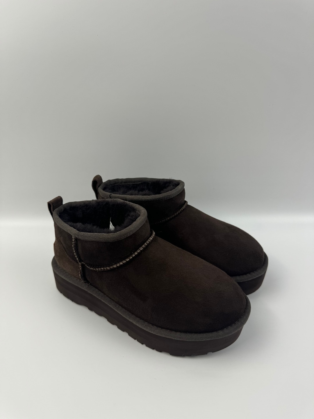 💰P210  本地自取 支持放店
UGG 厚底Mini短筒 3cm 巧克力色 秋冬羊皮毛一体雪地靴  
顶级品质  羊皮毛一体高品质  鞋头到鞋垫真羊皮毛一体 独立原版开发大底 羊绒鞋垫 采用TPU模压定型翻毛皮鞋面材质 内嵌人造卷曲羊毛毛绒里衬和选用 鞋身材质 防泼水涂层翻毛皮鞋面 17毫米UGGPURE™植入式羊毛内底 轻便防滑舒适橡胶外底 独立外盒包装
货号: 1135092
尺码: 35 36 37 38 39 40