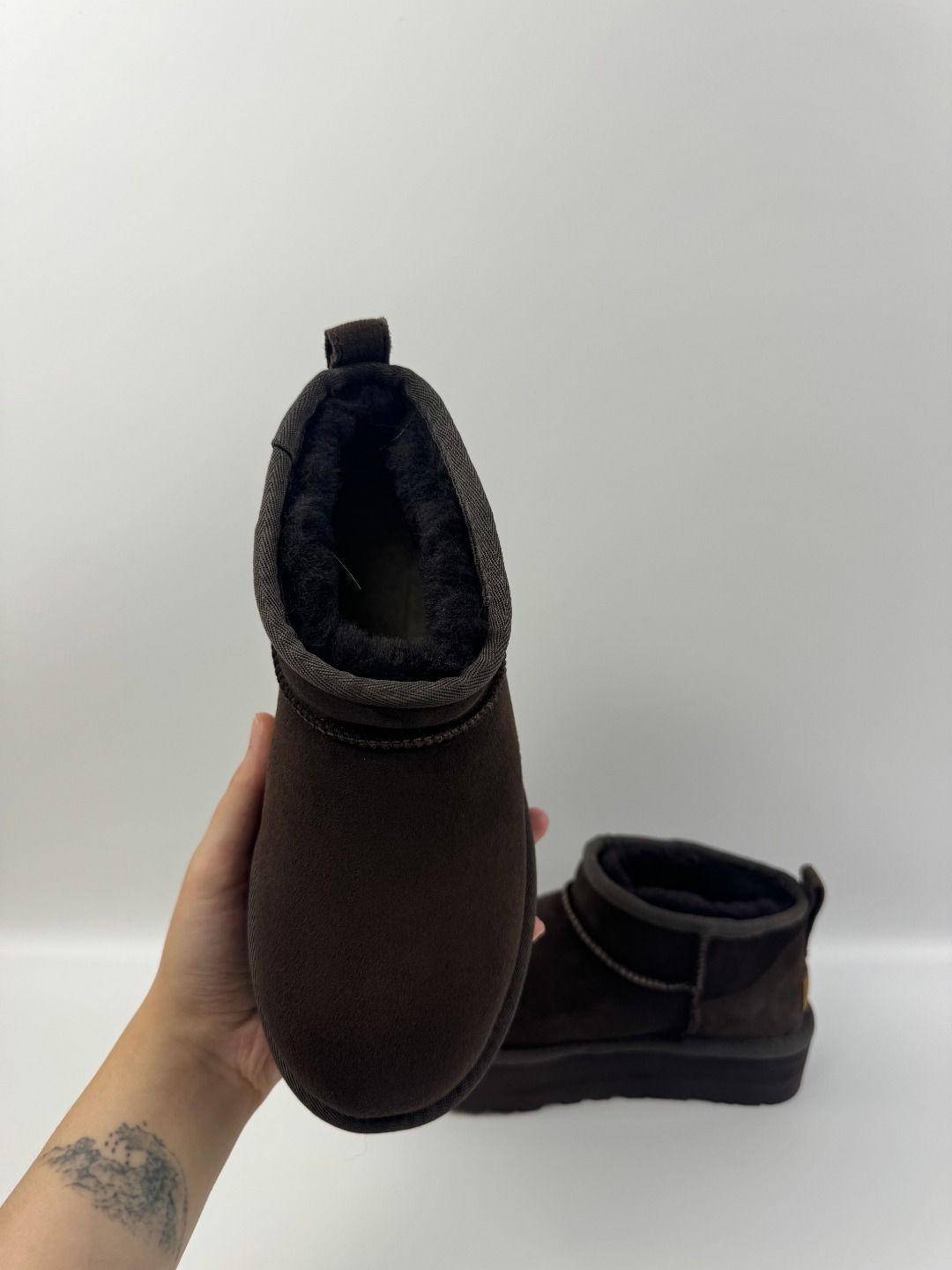 💰P210  本地自取 支持放店
UGG 厚底Mini短筒 3cm 巧克力色 秋冬羊皮毛一体雪地靴  
顶级品质  羊皮毛一体高品质  鞋头到鞋垫真羊皮毛一体 独立原版开发大底 羊绒鞋垫 采用TPU模压定型翻毛皮鞋面材质 内嵌人造卷曲羊毛毛绒里衬和选用 鞋身材质 防泼水涂层翻毛皮鞋面 17毫米UGGPURE™植入式羊毛内底 轻便防滑舒适橡胶外底 独立外盒包装
货号: 1135092
尺码: 35 36 37 38 39 40