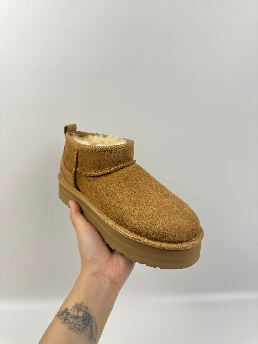 💰P210 本地自取 支持放店
UGG 厚底Mini短筒 3cm 栗色 秋冬羊皮毛一体雪地靴
顶级品质 羊皮毛一体高品质 鞋头到鞋垫真羊皮毛一体 独立原版开发大底 羊绒鞋垫 采用TPU模压定型翻毛皮鞋面材质 内嵌人造卷曲羊毛毛绒里衬和选用 鞋身材质 防泼水涂层翻毛皮鞋面 17毫米UGGPURE™植入式羊毛内底 轻便防滑舒适橡胶外底 独立外盒包装
货号: 1135092
尺码: 35 36 37 38 39 40