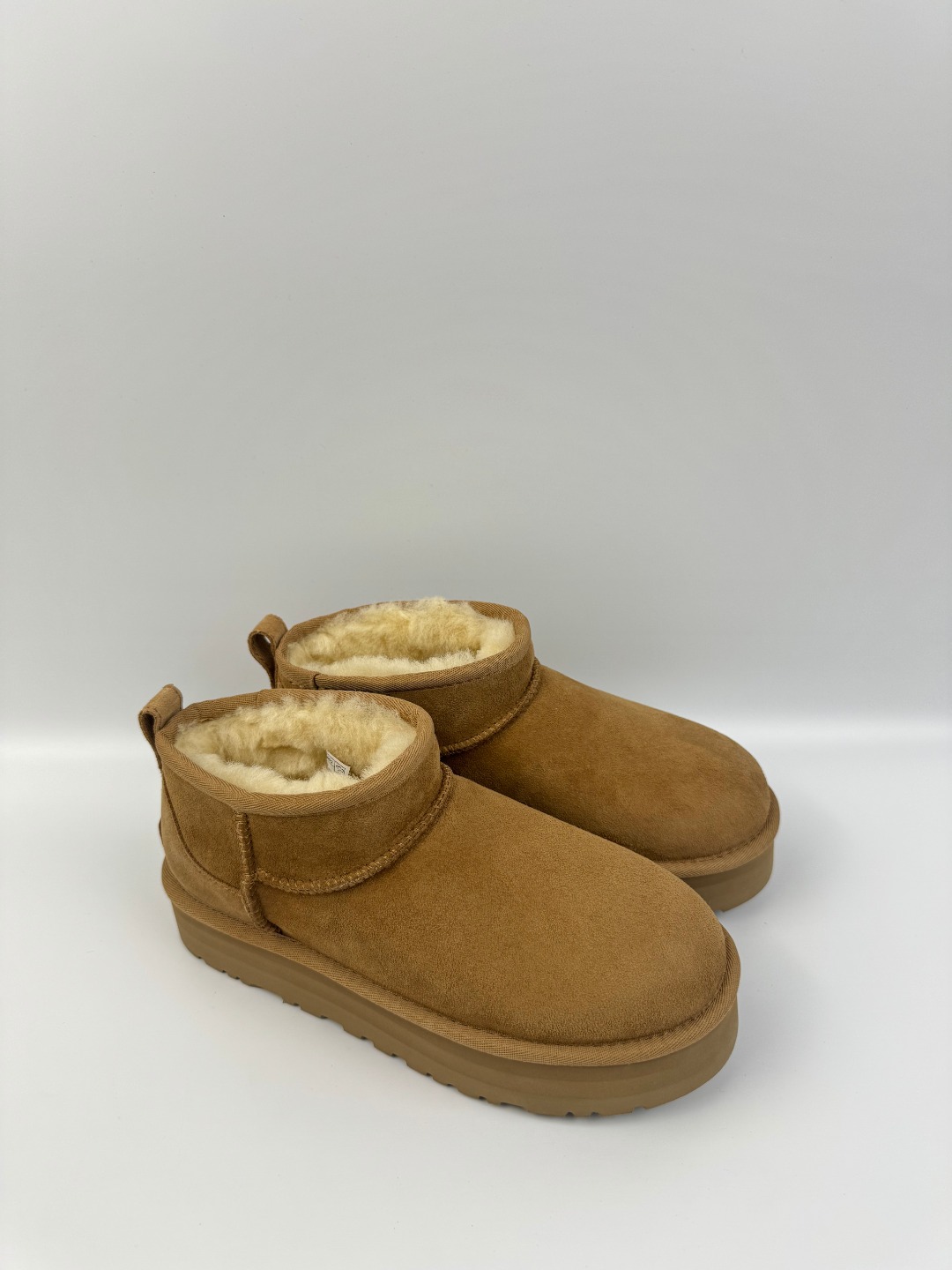 💰P210  本地自取 支持放店
UGG 厚底Mini短筒 3cm 栗色 秋冬羊皮毛一体雪地靴  
顶级品质  羊皮毛一体高品质  鞋头到鞋垫真羊皮毛一体 独立原版开发大底 羊绒鞋垫 采用TPU模压定型翻毛皮鞋面材质 内嵌人造卷曲羊毛毛绒里衬和选用 鞋身材质 防泼水涂层翻毛皮鞋面 17毫米UGGPURE™植入式羊毛内底 轻便防滑舒适橡胶外底 独立外盒包装
货号: 1135092
尺码: 35 36 37 38 39 40