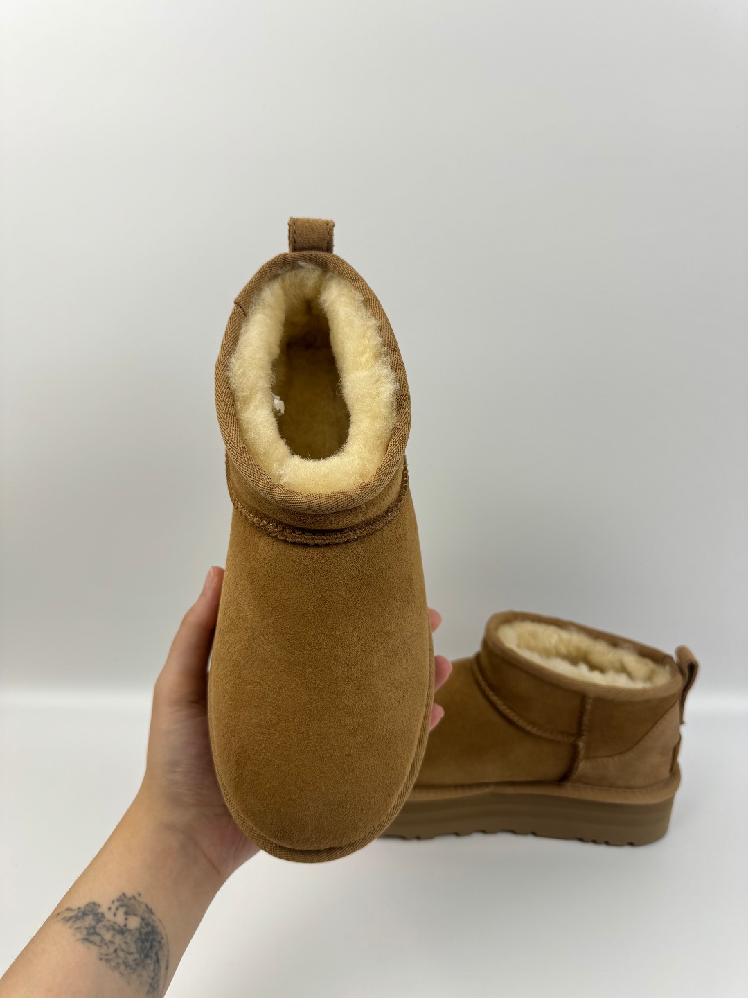 💰P210  本地自取 支持放店
UGG 厚底Mini短筒 3cm 栗色 秋冬羊皮毛一体雪地靴  
顶级品质  羊皮毛一体高品质  鞋头到鞋垫真羊皮毛一体 独立原版开发大底 羊绒鞋垫 采用TPU模压定型翻毛皮鞋面材质 内嵌人造卷曲羊毛毛绒里衬和选用 鞋身材质 防泼水涂层翻毛皮鞋面 17毫米UGGPURE™植入式羊毛内底 轻便防滑舒适橡胶外底 独立外盒包装
货号: 1135092
尺码: 35 36 37 38 39 40