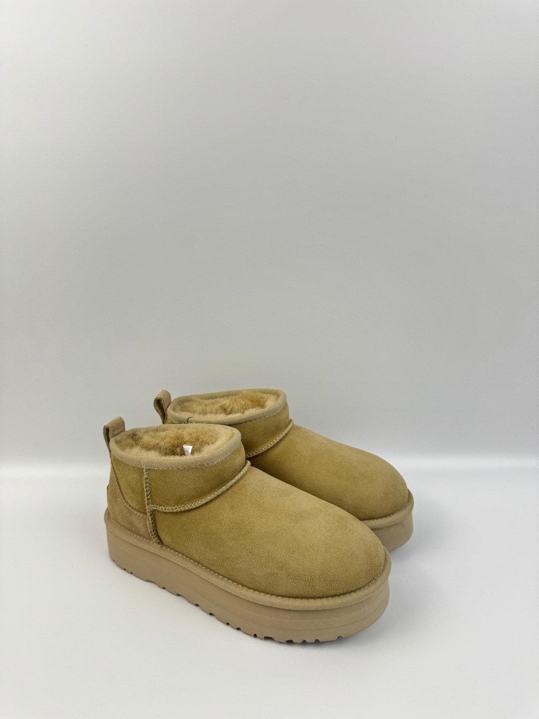 💰P210 本地自取 支持放店
UGG 厚底Mini短筒 3cm 芥菜籽色 秋冬羊皮毛一体雪地靴
顶级品质 羊皮毛一体高品质 鞋头到鞋垫真羊皮毛一体 独立原版开发大底 羊绒鞋垫 采用TPU模压定型翻毛皮鞋面材质 内嵌人造卷曲羊毛毛绒里衬和选用 鞋身材质 防泼水涂层翻毛皮鞋面 17毫米UGGPURE™植入式羊毛内底 轻便防滑舒适橡胶外底 独立外盒包装
货号: 1135092
尺码: 35 36 37 38 39 40