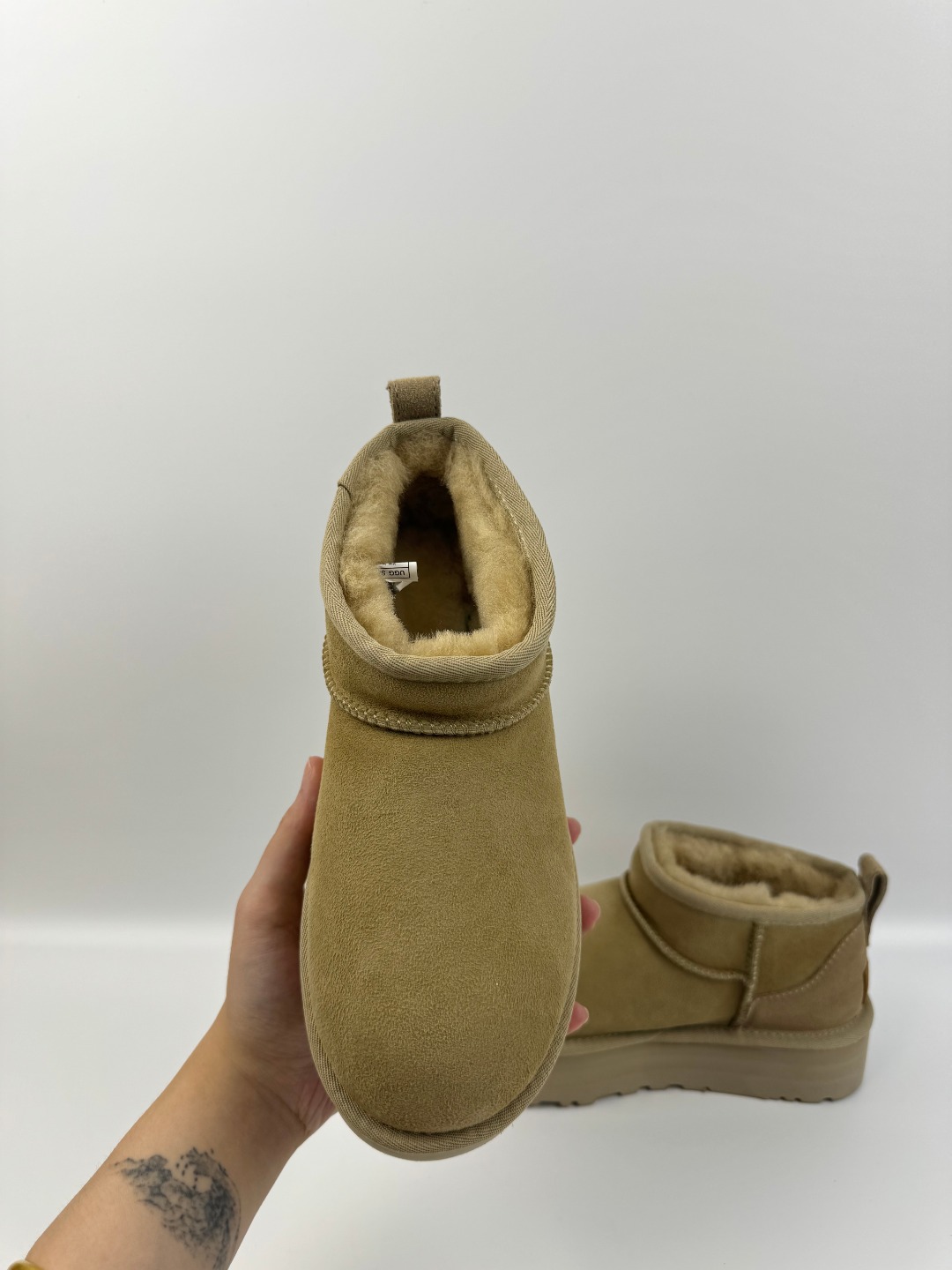 💰P210  本地自取 支持放店
UGG 厚底Mini短筒 3cm 芥菜籽色 秋冬羊皮毛一体雪地靴  
顶级品质  羊皮毛一体高品质  鞋头到鞋垫真羊皮毛一体 独立原版开发大底 羊绒鞋垫 采用TPU模压定型翻毛皮鞋面材质 内嵌人造卷曲羊毛毛绒里衬和选用 鞋身材质 防泼水涂层翻毛皮鞋面 17毫米UGGPURE™植入式羊毛内底 轻便防滑舒适橡胶外底 独立外盒包装
货号: 1135092
尺码: 35 36 37 38 39 40