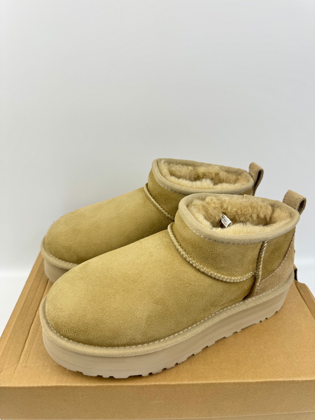 💰P210  本地自取 支持放店
UGG 厚底Mini短筒 3cm 芥菜籽色 秋冬羊皮毛一体雪地靴  
顶级品质  羊皮毛一体高品质  鞋头到鞋垫真羊皮毛一体 独立原版开发大底 羊绒鞋垫 采用TPU模压定型翻毛皮鞋面材质 内嵌人造卷曲羊毛毛绒里衬和选用 鞋身材质 防泼水涂层翻毛皮鞋面 17毫米UGGPURE™植入式羊毛内底 轻便防滑舒适橡胶外底 独立外盒包装
货号: 1135092
尺码: 35 36 37 38 39 40