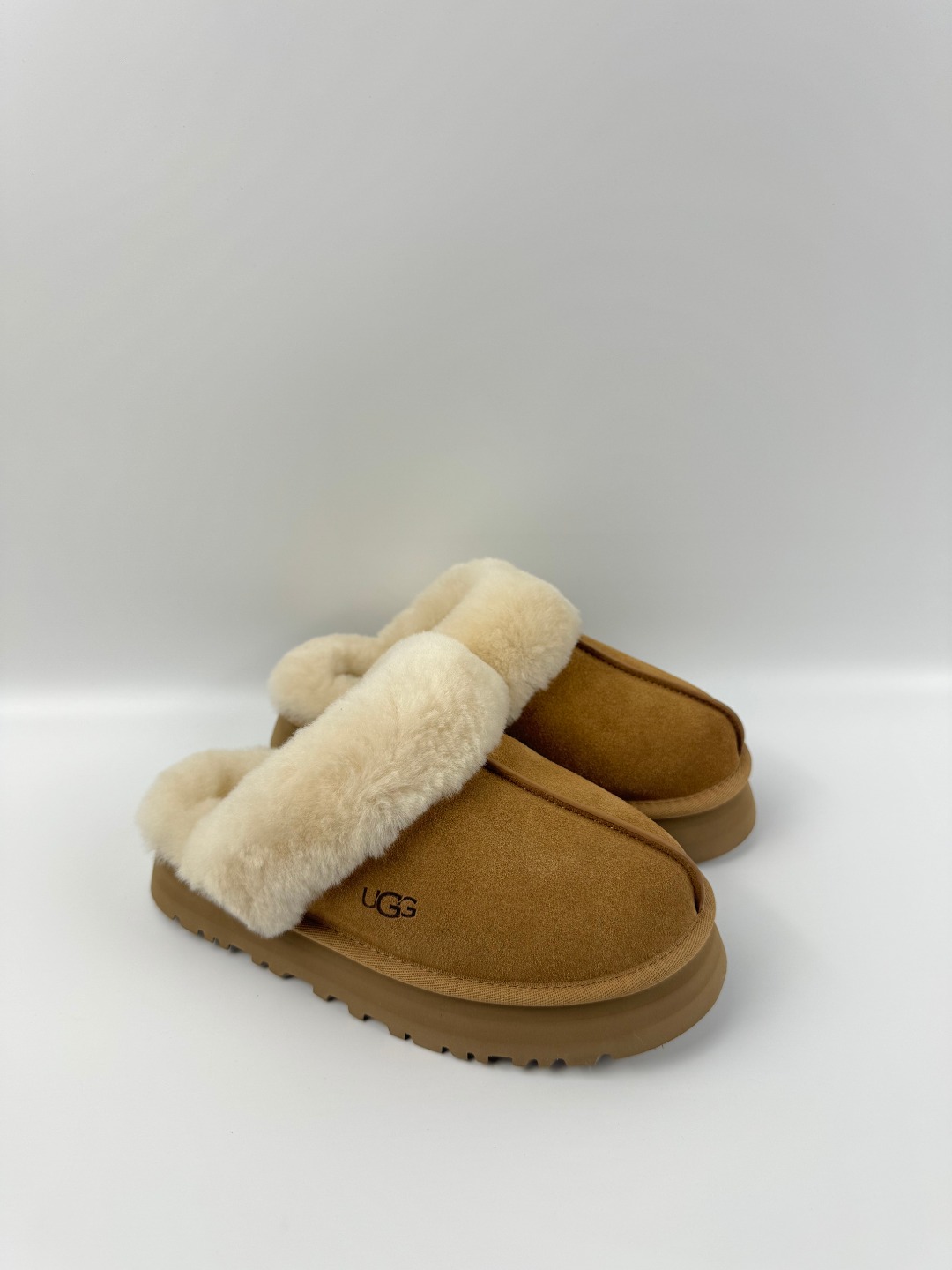 💰P210 本地自取 支持放店
UGG 星拖厚底 3cm 栗色 秋冬羊皮毛一体雪地靴
顶级品质 羊皮毛一体高品质 鞋头到鞋垫真羊皮毛一体 独立原版开发大底 羊绒鞋垫 采用TPU模压定型翻毛皮鞋面材质 内嵌人造卷曲羊毛毛绒里衬和选用 鞋身材质 防泼水涂层翻毛皮鞋面 17毫米UGGPURE™植入式羊毛内底 轻便防滑舒适橡胶外底 独立外盒包装
货号: 1122550
尺码: 35 36 37 38 39 40