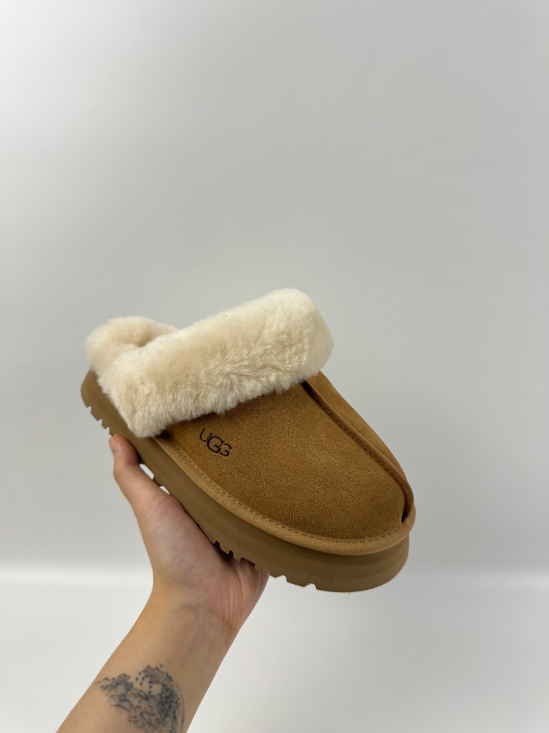 💰P210 本地自取 支持放店
UGG 星拖厚底 3cm 栗色 秋冬羊皮毛一体雪地靴
顶级品质 羊皮毛一体高品质 鞋头到鞋垫真羊皮毛一体 独立原版开发大底 羊绒鞋垫 采用TPU模压定型翻毛皮鞋面材质 内嵌人造卷曲羊毛毛绒里衬和选用 鞋身材质 防泼水涂层翻毛皮鞋面 17毫米UGGPURE™植入式羊毛内底 轻便防滑舒适橡胶外底 独立外盒包装
货号: 1122550
尺码: 35 36 37 38 39 40