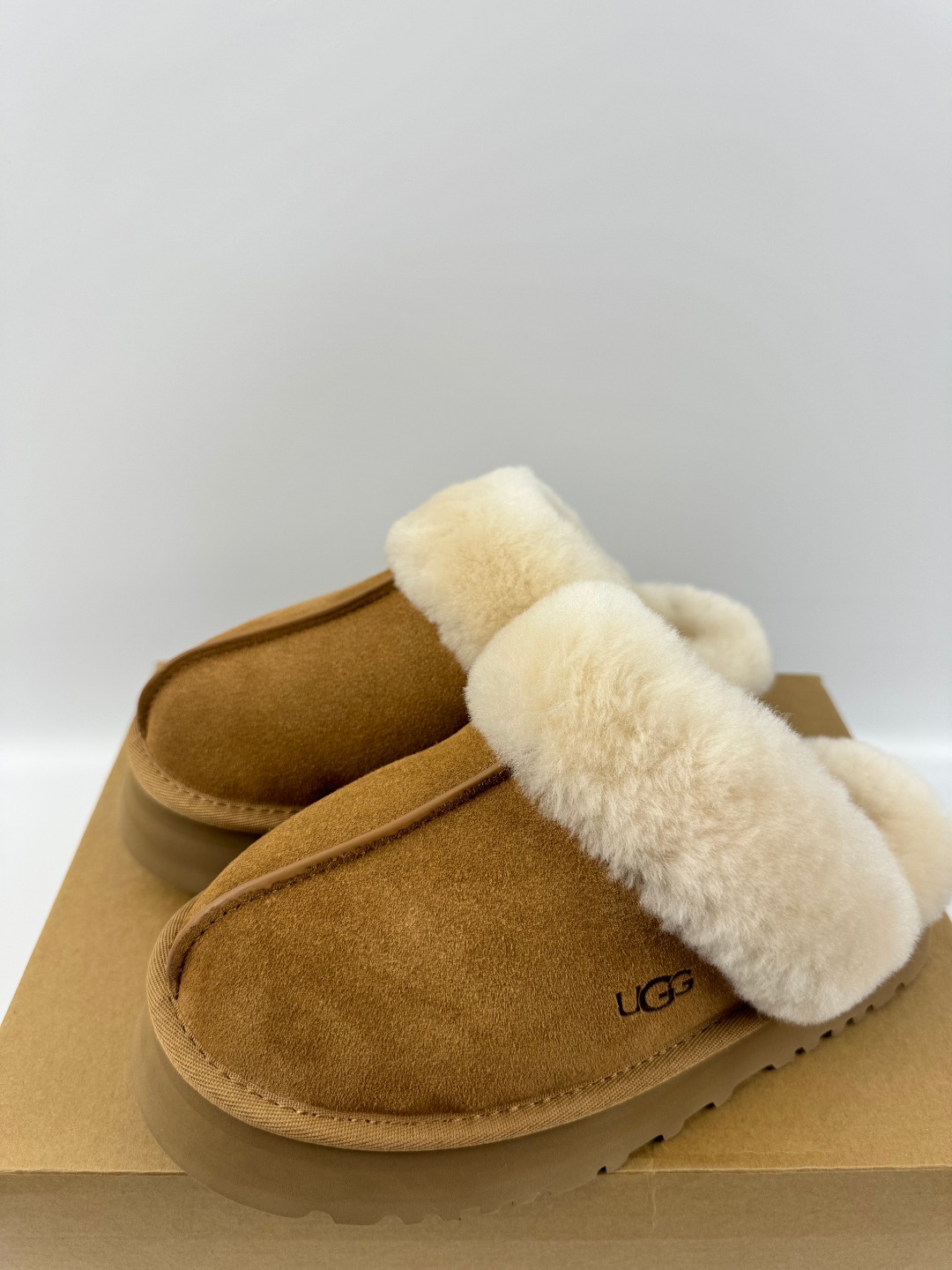 💰P210 本地自取 支持放店
UGG 星拖厚底 3cm 栗色 秋冬羊皮毛一体雪地靴
顶级品质 羊皮毛一体高品质 鞋头到鞋垫真羊皮毛一体 独立原版开发大底 羊绒鞋垫 采用TPU模压定型翻毛皮鞋面材质 内嵌人造卷曲羊毛毛绒里衬和选用 鞋身材质 防泼水涂层翻毛皮鞋面 17毫米UGGPURE™植入式羊毛内底 轻便防滑舒适橡胶外底 独立外盒包装
货号: 1122550
尺码: 35 36 37 38 39 40