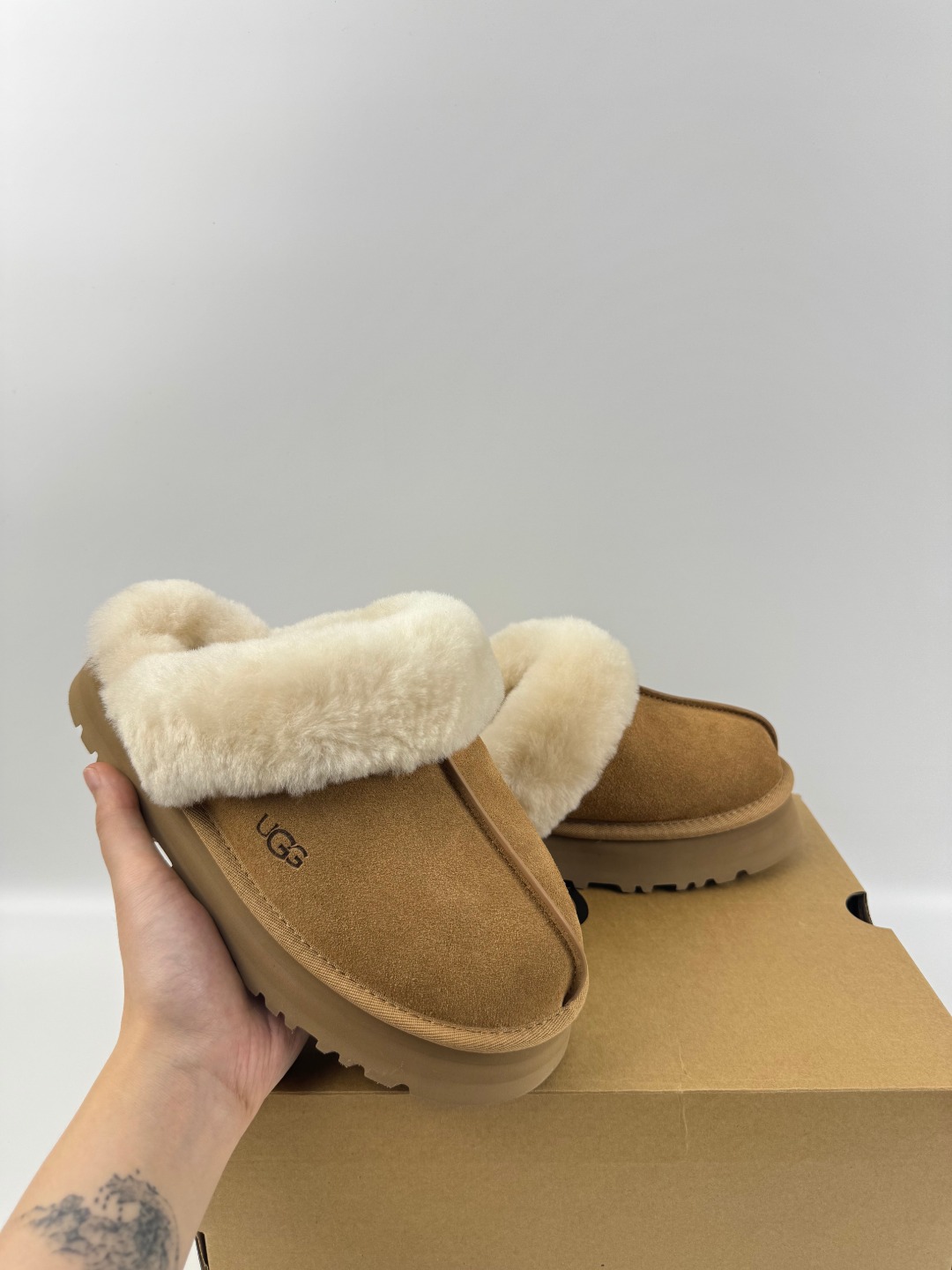 💰P210 本地自取 支持放店
UGG 星拖厚底 3cm 栗色 秋冬羊皮毛一体雪地靴
顶级品质 羊皮毛一体高品质 鞋头到鞋垫真羊皮毛一体 独立原版开发大底 羊绒鞋垫 采用TPU模压定型翻毛皮鞋面材质 内嵌人造卷曲羊毛毛绒里衬和选用 鞋身材质 防泼水涂层翻毛皮鞋面 17毫米UGGPURE™植入式羊毛内底 轻便防滑舒适橡胶外底 独立外盒包装
货号: 1122550
尺码: 35 36 37 38 39 40