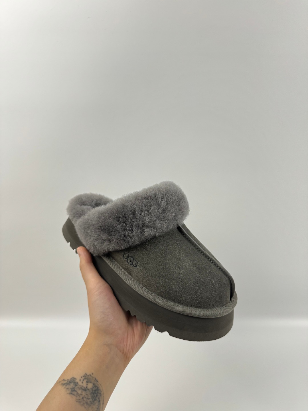 💰P210 本地自取 支持放店
UGG 星拖厚底 3cm 灰色 秋冬羊皮毛一体雪地靴
顶级品质 羊皮毛一体高品质 鞋头到鞋垫真羊皮毛一体 独立原版开发大底 羊绒鞋垫 采用TPU模压定型翻毛皮鞋面材质 内嵌人造卷曲羊毛毛绒里衬和选用 鞋身材质 防泼水涂层翻毛皮鞋面 17毫米UGGPURE™植入式羊毛内底 轻便防滑舒适橡胶外底 独立外盒包装
货号: 1122550
尺码: 35 36 37 38 39 40