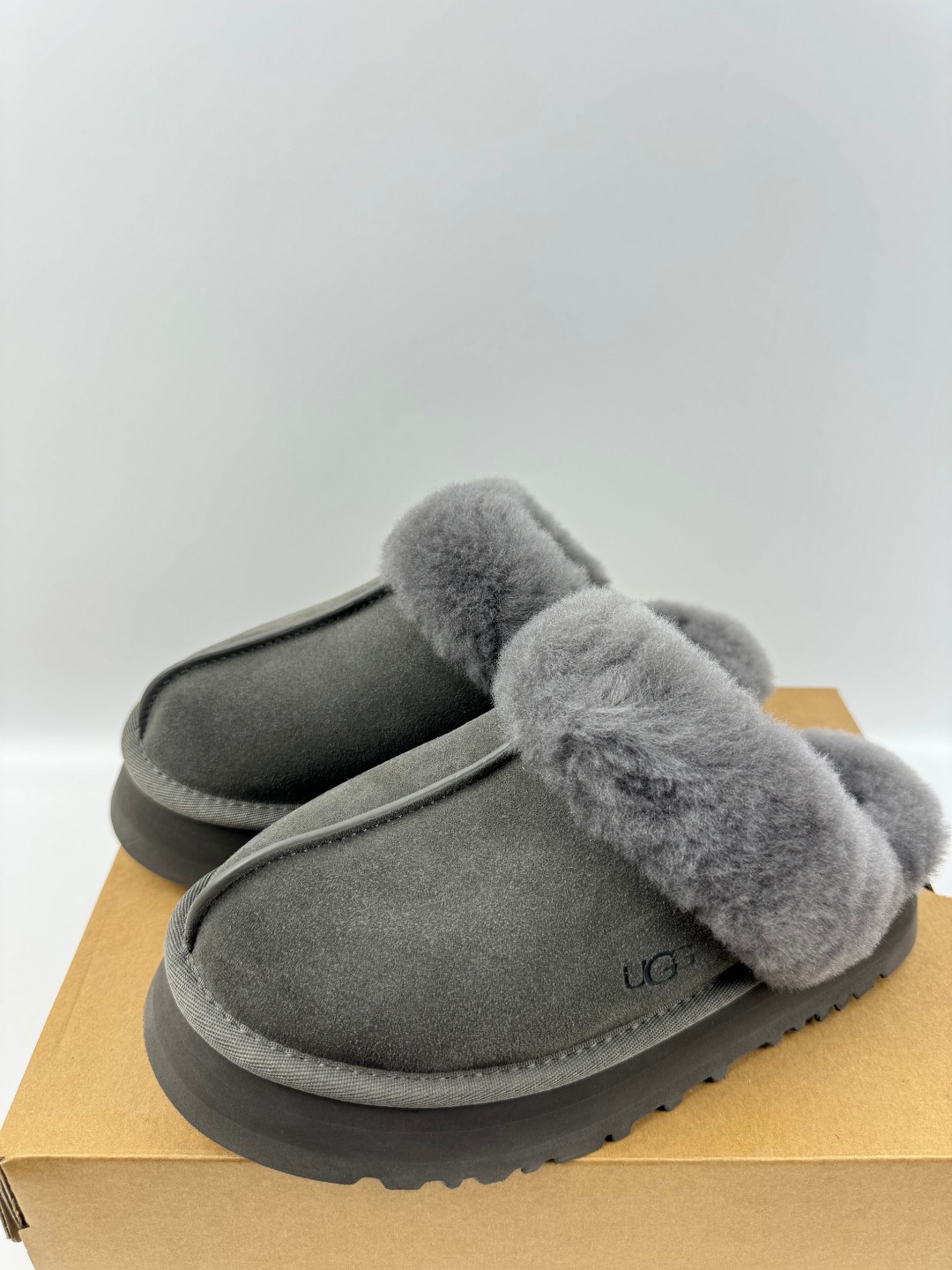 💰P210 本地自取 支持放店
UGG 星拖厚底 3cm 灰色 秋冬羊皮毛一体雪地靴
顶级品质 羊皮毛一体高品质 鞋头到鞋垫真羊皮毛一体 独立原版开发大底 羊绒鞋垫 采用TPU模压定型翻毛皮鞋面材质 内嵌人造卷曲羊毛毛绒里衬和选用 鞋身材质 防泼水涂层翻毛皮鞋面 17毫米UGGPURE™植入式羊毛内底 轻便防滑舒适橡胶外底 独立外盒包装
货号: 1122550
尺码: 35 36 37 38 39 40