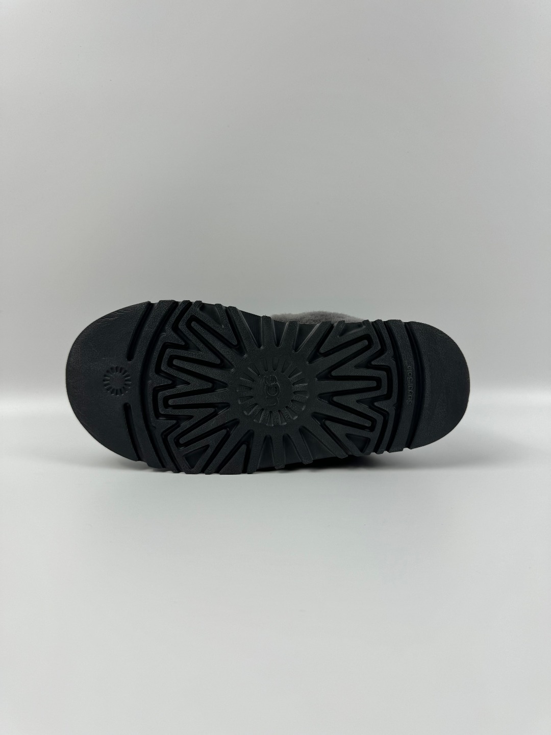 💰P210 本地自取 支持放店
UGG 星拖厚底 3cm 灰色 秋冬羊皮毛一体雪地靴
顶级品质 羊皮毛一体高品质 鞋头到鞋垫真羊皮毛一体 独立原版开发大底 羊绒鞋垫 采用TPU模压定型翻毛皮鞋面材质 内嵌人造卷曲羊毛毛绒里衬和选用 鞋身材质 防泼水涂层翻毛皮鞋面 17毫米UGGPURE™植入式羊毛内底 轻便防滑舒适橡胶外底 独立外盒包装
货号: 1122550
尺码: 35 36 37 38 39 40