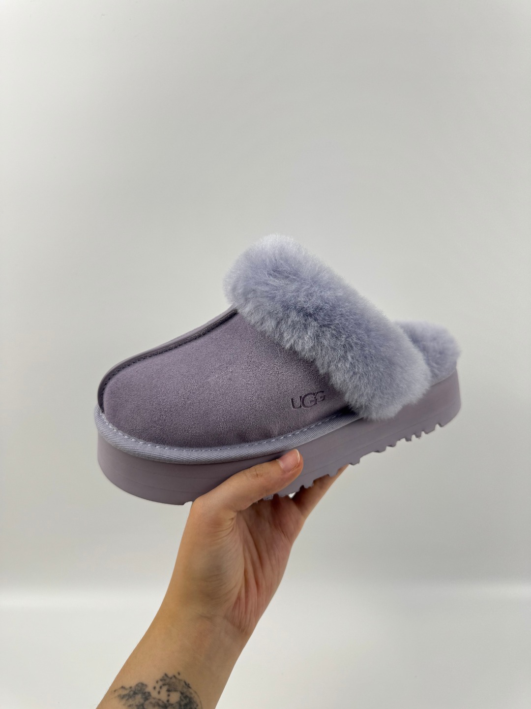 💰P210 本地自取 支持放店
UGG 星拖厚底 3cm 迷雾紫色 秋冬羊皮毛一体雪地靴
顶级品质 羊皮毛一体高品质 鞋头到鞋垫真羊皮毛一体 独立原版开发大底 羊绒鞋垫 采用TPU模压定型翻毛皮鞋面材质 内嵌人造卷曲羊毛毛绒里衬和选用 鞋身材质 防泼水涂层翻毛皮鞋面 17毫米UGGPURE™植入式羊毛内底 轻便防滑舒适橡胶外底 独立外盒包装
货号: 1122550
尺码: 35 36 37 38 39 40