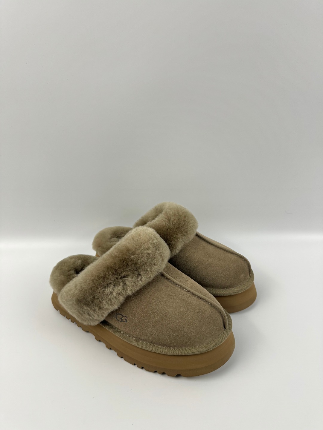 💰P210 本地自取 支持放店
UGG 星拖厚底 3cm 羚羊棕色 秋冬羊皮毛一体雪地靴
顶级品质 羊皮毛一体高品质 鞋头到鞋垫真羊皮毛一体 独立原版开发大底 羊绒鞋垫 采用TPU模压定型翻毛皮鞋面材质 内嵌人造卷曲羊毛毛绒里衬和选用 鞋身材质 防泼水涂层翻毛皮鞋面 17毫米UGGPURE™植入式羊毛内底 轻便防滑舒适橡胶外底 独立外盒包装
货号: 1122550
尺码: 35 36 37 38 39 40