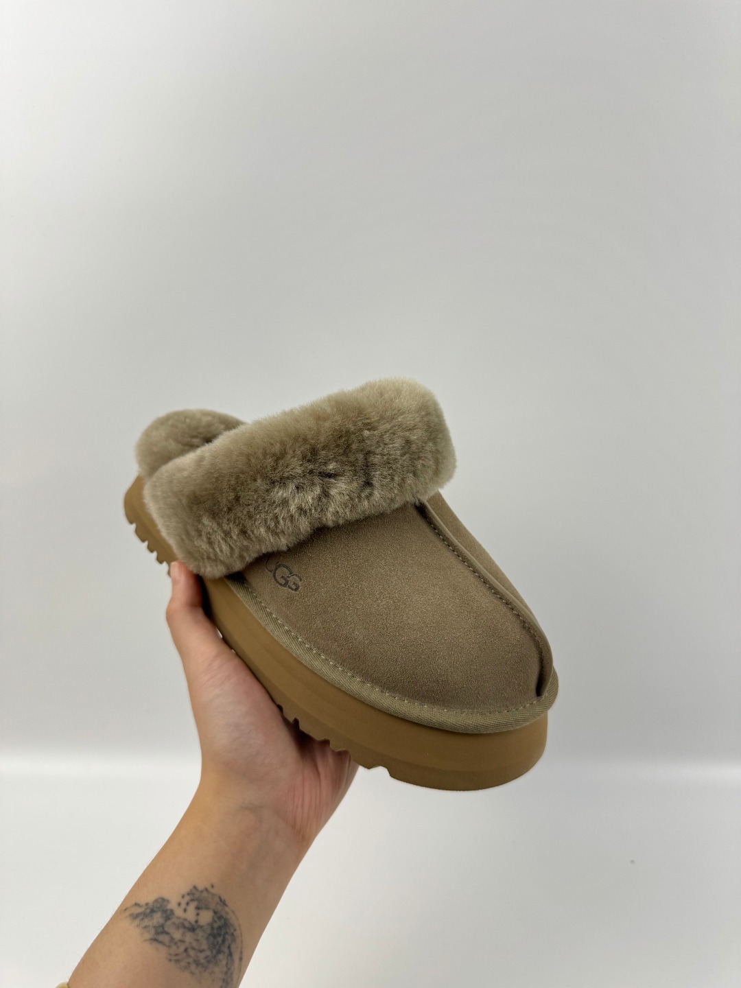 💰P210 本地自取 支持放店
UGG 星拖厚底 3cm 羚羊棕色 秋冬羊皮毛一体雪地靴
顶级品质 羊皮毛一体高品质 鞋头到鞋垫真羊皮毛一体 独立原版开发大底 羊绒鞋垫 采用TPU模压定型翻毛皮鞋面材质 内嵌人造卷曲羊毛毛绒里衬和选用 鞋身材质 防泼水涂层翻毛皮鞋面 17毫米UGGPURE™植入式羊毛内底 轻便防滑舒适橡胶外底 独立外盒包装
货号: 1122550
尺码: 35 36 37 38 39 40