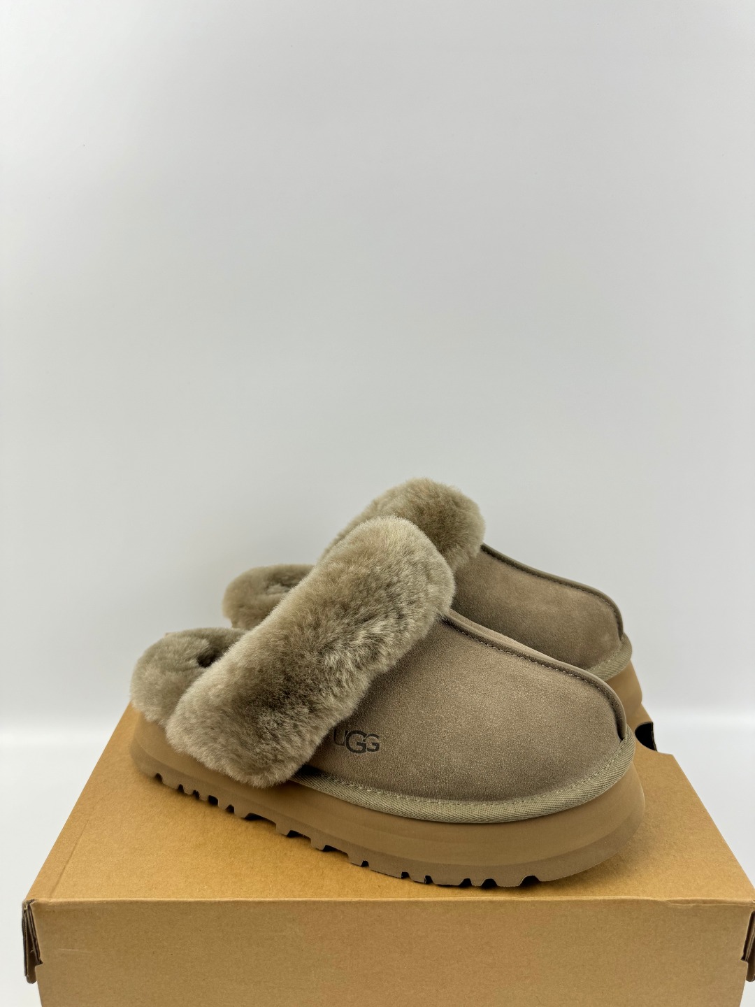 💰P210 本地自取 支持放店
UGG 星拖厚底 3cm 羚羊棕色 秋冬羊皮毛一体雪地靴
顶级品质 羊皮毛一体高品质 鞋头到鞋垫真羊皮毛一体 独立原版开发大底 羊绒鞋垫 采用TPU模压定型翻毛皮鞋面材质 内嵌人造卷曲羊毛毛绒里衬和选用 鞋身材质 防泼水涂层翻毛皮鞋面 17毫米UGGPURE™植入式羊毛内底 轻便防滑舒适橡胶外底 独立外盒包装
货号: 1122550
尺码: 35 36 37 38 39 40