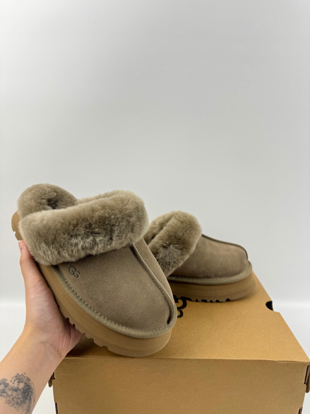 💰P210 本地自取 支持放店
UGG 星拖厚底 3cm 羚羊棕色 秋冬羊皮毛一体雪地靴
顶级品质 羊皮毛一体高品质 鞋头到鞋垫真羊皮毛一体 独立原版开发大底 羊绒鞋垫 采用TPU模压定型翻毛皮鞋面材质 内嵌人造卷曲羊毛毛绒里衬和选用 鞋身材质 防泼水涂层翻毛皮鞋面 17毫米UGGPURE™植入式羊毛内底 轻便防滑舒适橡胶外底 独立外盒包装
货号: 1122550
尺码: 35 36 37 38 39 40