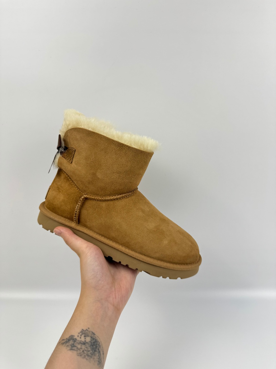 💰P230 本地自取 支持放店
UGG Bailey 迷你贝莉蝴蝶结2.0系列中筒 栗色 秋冬羊皮毛一体雪地靴
顶级品质 羊皮毛一体高品质 鞋头到鞋垫真羊皮毛一体 独立原版开发大底 羊绒鞋垫 采用TPU模压定型翻毛皮鞋面材质 内嵌人造卷曲羊毛毛绒里衬和选用 鞋身材质 防泼水涂层翻毛皮鞋面 17毫米UGGPURE™植入式羊毛内底 轻便防滑舒适橡胶外底 独立外盒包装
货号:1016501
尺码: 35 36 37 38 39 40