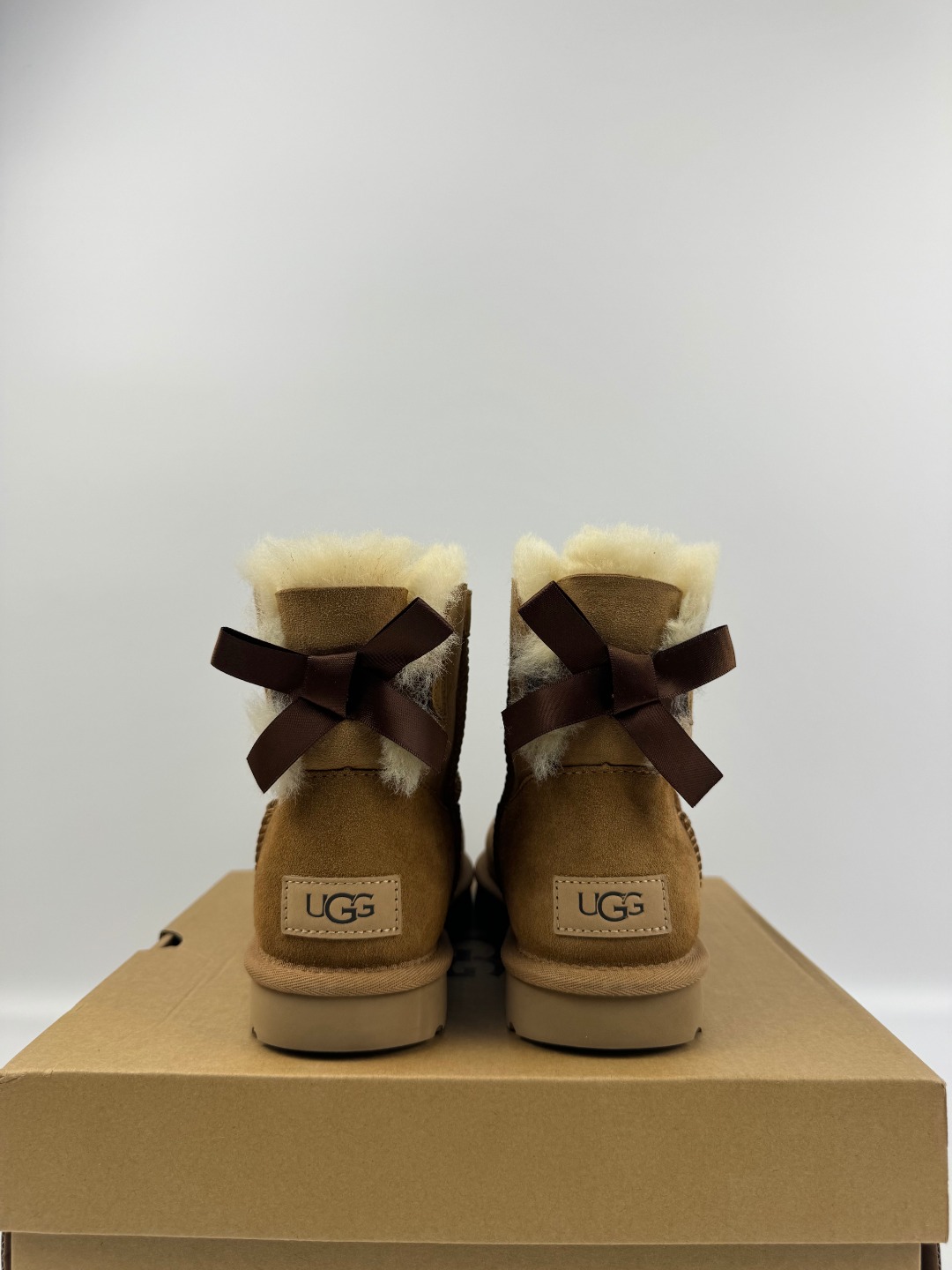 💰P230    本地自取 支持放店
UGG Bailey 迷你贝莉蝴蝶结2.0系列中筒 栗色  秋冬羊皮毛一体雪地靴 
顶级品质 羊皮毛一体高品质  鞋头到鞋垫真羊皮毛一体 独立原版开发大底 羊绒鞋垫 采用TPU模压定型翻毛皮鞋面材质 内嵌人造卷曲羊毛毛绒里衬和选用 鞋身材质 防泼水涂层翻毛皮鞋面 17毫米UGGPURE™植入式羊毛内底 轻便防滑舒适橡胶外底 独立外盒包装
货号:1016501
尺码: 35 36 37 38 39 40