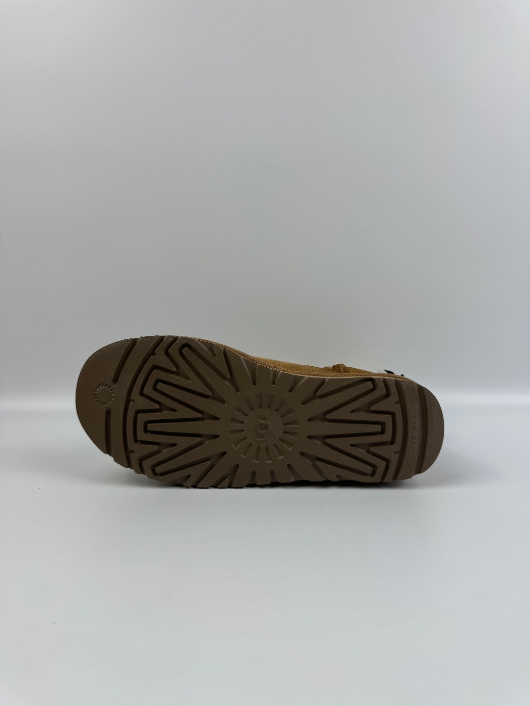 💰P230    本地自取 支持放店
UGG Bailey 迷你贝莉蝴蝶结2.0系列中筒 栗色  秋冬羊皮毛一体雪地靴 
顶级品质 羊皮毛一体高品质  鞋头到鞋垫真羊皮毛一体 独立原版开发大底 羊绒鞋垫 采用TPU模压定型翻毛皮鞋面材质 内嵌人造卷曲羊毛毛绒里衬和选用 鞋身材质 防泼水涂层翻毛皮鞋面 17毫米UGGPURE™植入式羊毛内底 轻便防滑舒适橡胶外底 独立外盒包装
货号:1016501
尺码: 35 36 37 38 39 40