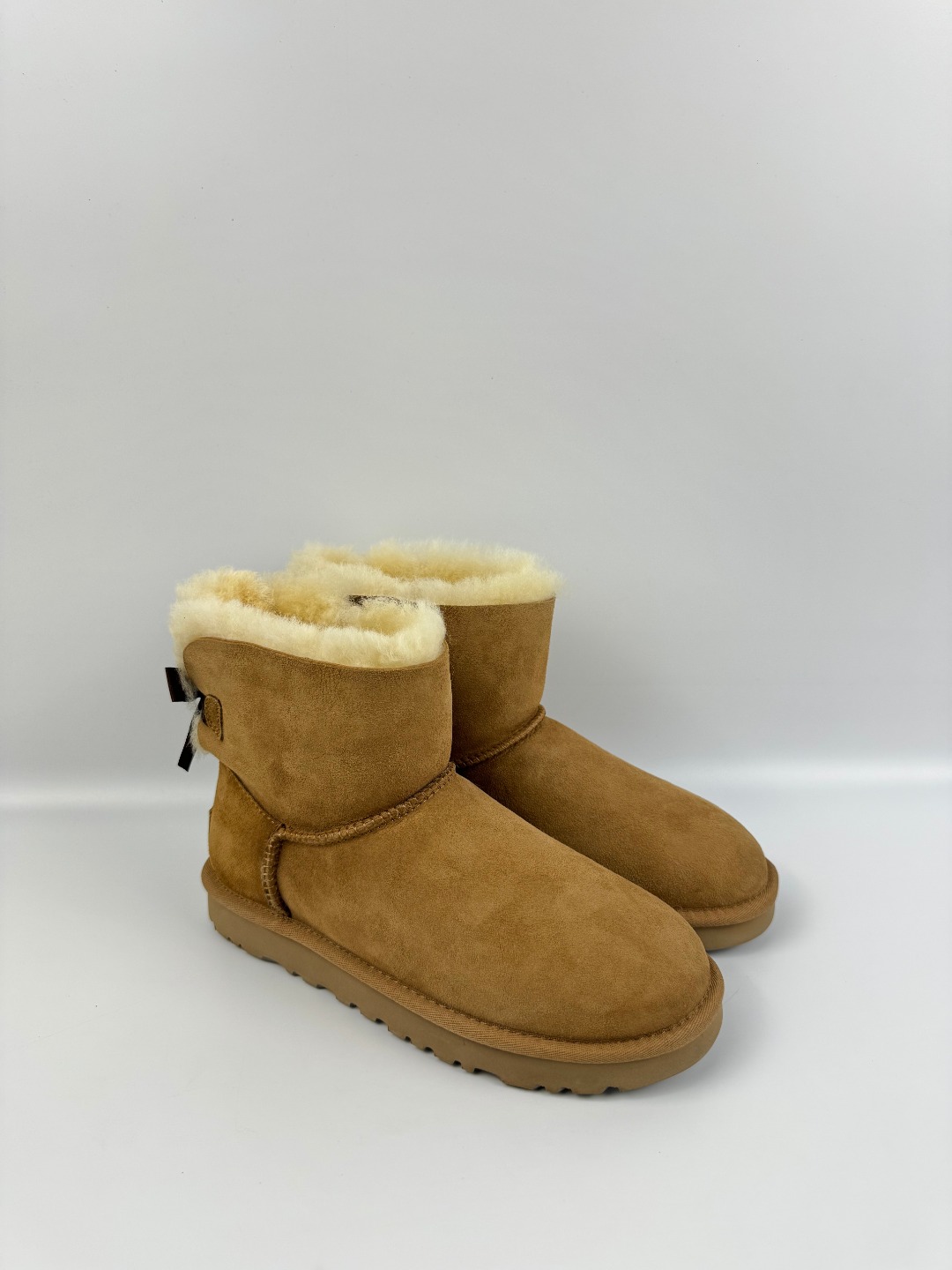 💰P230    本地自取 支持放店
UGG Bailey 迷你贝莉蝴蝶结2.0系列中筒 栗色  秋冬羊皮毛一体雪地靴 
顶级品质 羊皮毛一体高品质  鞋头到鞋垫真羊皮毛一体 独立原版开发大底 羊绒鞋垫 采用TPU模压定型翻毛皮鞋面材质 内嵌人造卷曲羊毛毛绒里衬和选用 鞋身材质 防泼水涂层翻毛皮鞋面 17毫米UGGPURE™植入式羊毛内底 轻便防滑舒适橡胶外底 独立外盒包装
货号:1016501
尺码: 35 36 37 38 39 40