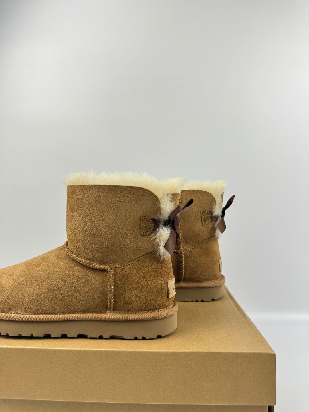 💰P230    本地自取 支持放店
UGG Bailey 迷你贝莉蝴蝶结2.0系列中筒 栗色  秋冬羊皮毛一体雪地靴 
顶级品质 羊皮毛一体高品质  鞋头到鞋垫真羊皮毛一体 独立原版开发大底 羊绒鞋垫 采用TPU模压定型翻毛皮鞋面材质 内嵌人造卷曲羊毛毛绒里衬和选用 鞋身材质 防泼水涂层翻毛皮鞋面 17毫米UGGPURE™植入式羊毛内底 轻便防滑舒适橡胶外底 独立外盒包装
货号:1016501
尺码: 35 36 37 38 39 40