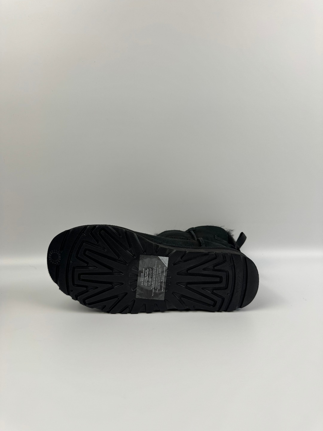 💰P230  本地自取 支持放店
UGG Bailey 迷你贝莉蝴蝶结2.0系列中筒 黑色  秋冬羊皮毛一体雪地靴 
顶级品质 羊皮毛一体高品质  鞋头到鞋垫真羊皮毛一体 独立原版开发大底 羊绒鞋垫 采用TPU模压定型翻毛皮鞋面材质 内嵌人造卷曲羊毛毛绒里衬和选用 鞋身材质 防泼水涂层翻毛皮鞋面 17毫米UGGPURE™植入式羊毛内底 轻便防滑舒适橡胶外底 独立外盒包装
货号:1016501
尺码: 35 36 37 38 39 40