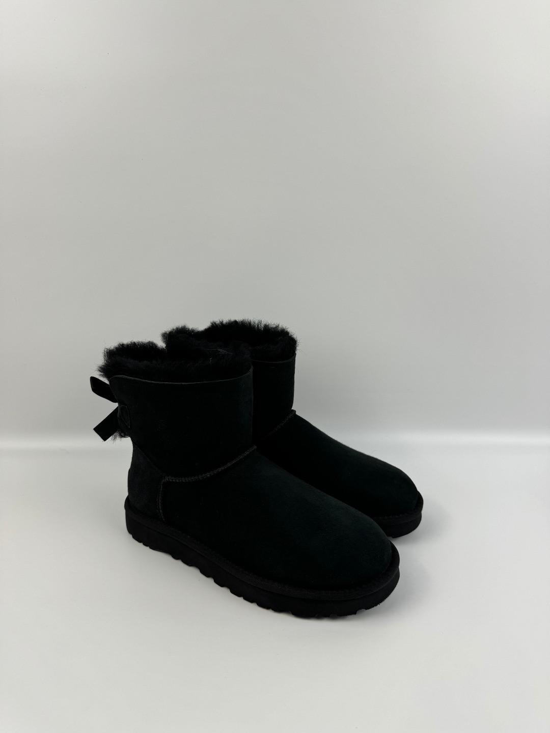 💰P230  本地自取 支持放店
UGG Bailey 迷你贝莉蝴蝶结2.0系列中筒 黑色  秋冬羊皮毛一体雪地靴 
顶级品质 羊皮毛一体高品质  鞋头到鞋垫真羊皮毛一体 独立原版开发大底 羊绒鞋垫 采用TPU模压定型翻毛皮鞋面材质 内嵌人造卷曲羊毛毛绒里衬和选用 鞋身材质 防泼水涂层翻毛皮鞋面 17毫米UGGPURE™植入式羊毛内底 轻便防滑舒适橡胶外底 独立外盒包装
货号:1016501
尺码: 35 36 37 38 39 40