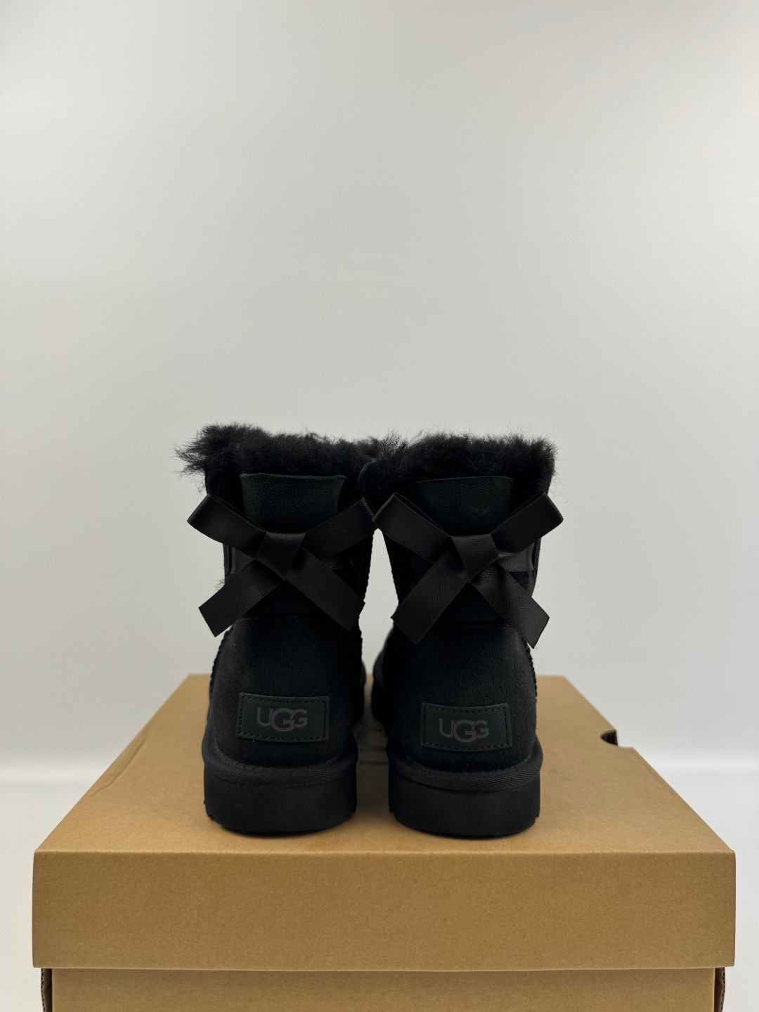 💰P230  本地自取 支持放店
UGG Bailey 迷你贝莉蝴蝶结2.0系列中筒 黑色  秋冬羊皮毛一体雪地靴 
顶级品质 羊皮毛一体高品质  鞋头到鞋垫真羊皮毛一体 独立原版开发大底 羊绒鞋垫 采用TPU模压定型翻毛皮鞋面材质 内嵌人造卷曲羊毛毛绒里衬和选用 鞋身材质 防泼水涂层翻毛皮鞋面 17毫米UGGPURE™植入式羊毛内底 轻便防滑舒适橡胶外底 独立外盒包装
货号:1016501
尺码: 35 36 37 38 39 40