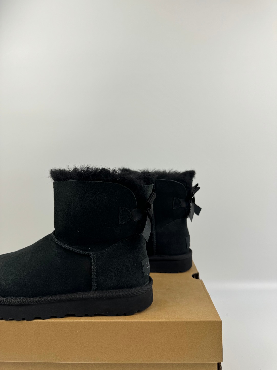 💰P230  本地自取 支持放店
UGG Bailey 迷你贝莉蝴蝶结2.0系列中筒 黑色  秋冬羊皮毛一体雪地靴 
顶级品质 羊皮毛一体高品质  鞋头到鞋垫真羊皮毛一体 独立原版开发大底 羊绒鞋垫 采用TPU模压定型翻毛皮鞋面材质 内嵌人造卷曲羊毛毛绒里衬和选用 鞋身材质 防泼水涂层翻毛皮鞋面 17毫米UGGPURE™植入式羊毛内底 轻便防滑舒适橡胶外底 独立外盒包装
货号:1016501
尺码: 35 36 37 38 39 40