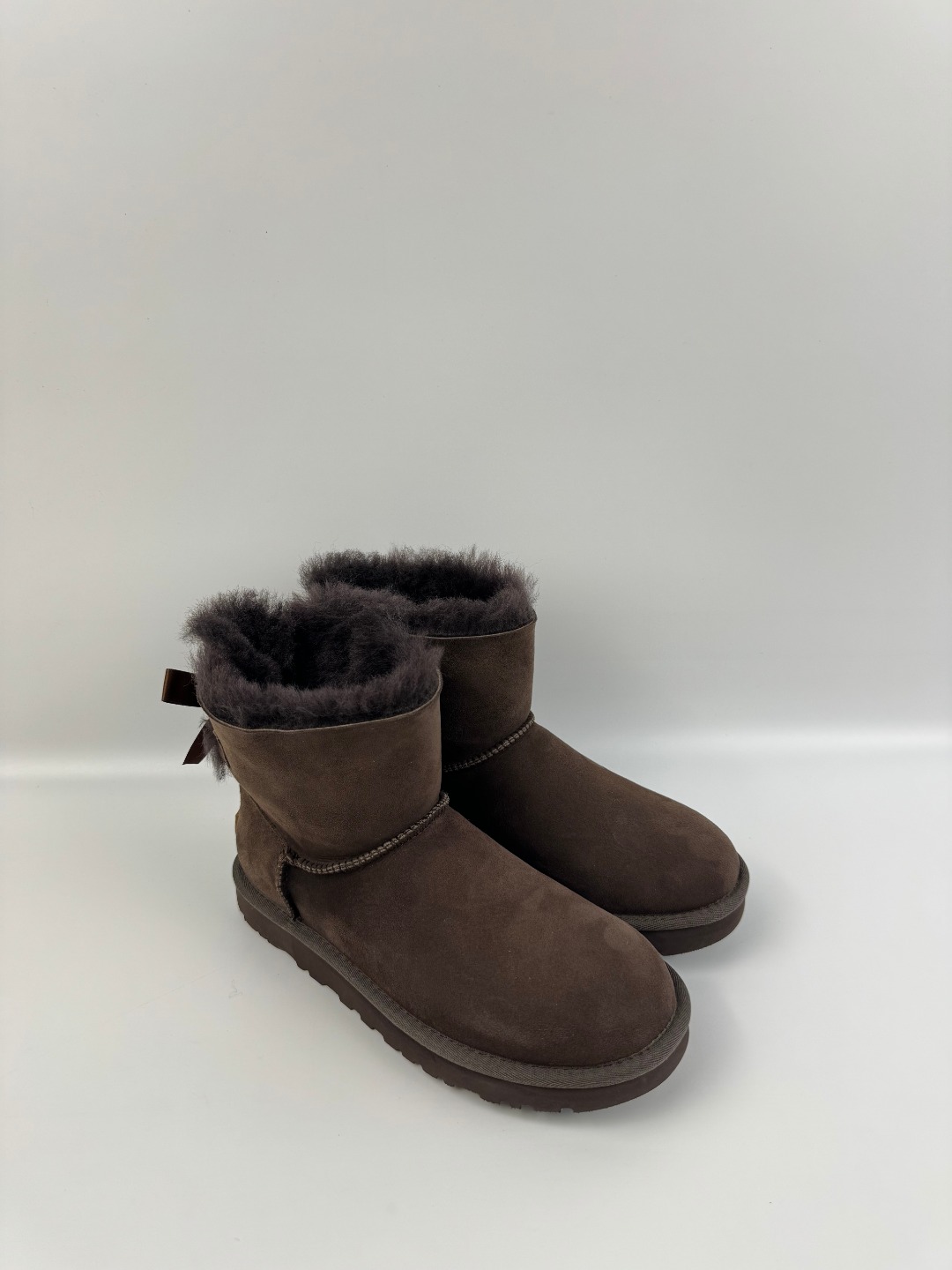 💰P230 本地自取 支持放店
UGG Bailey 迷你贝莉蝴蝶结2.0系列中筒 巧色 秋冬羊皮毛一体雪地靴
顶级品质 羊皮毛一体高品质 鞋头到鞋垫真羊皮毛一体 独立原版开发大底 羊绒鞋垫 采用TPU模压定型翻毛皮鞋面材质 内嵌人造卷曲羊毛毛绒里衬和选用 鞋身材质 防泼水涂层翻毛皮鞋面 17毫米UGGPURE™植入式羊毛内底 轻便防滑舒适橡胶外底 独立外盒包装
货号:1016501
尺码: 35 36 37 38 39 40