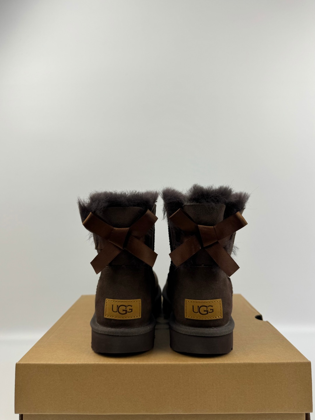 💰P230 本地自取 支持放店
UGG Bailey 迷你贝莉蝴蝶结2.0系列中筒 巧色 秋冬羊皮毛一体雪地靴
顶级品质 羊皮毛一体高品质 鞋头到鞋垫真羊皮毛一体 独立原版开发大底 羊绒鞋垫 采用TPU模压定型翻毛皮鞋面材质 内嵌人造卷曲羊毛毛绒里衬和选用 鞋身材质 防泼水涂层翻毛皮鞋面 17毫米UGGPURE™植入式羊毛内底 轻便防滑舒适橡胶外底 独立外盒包装
货号:1016501
尺码: 35 36 37 38 39 40