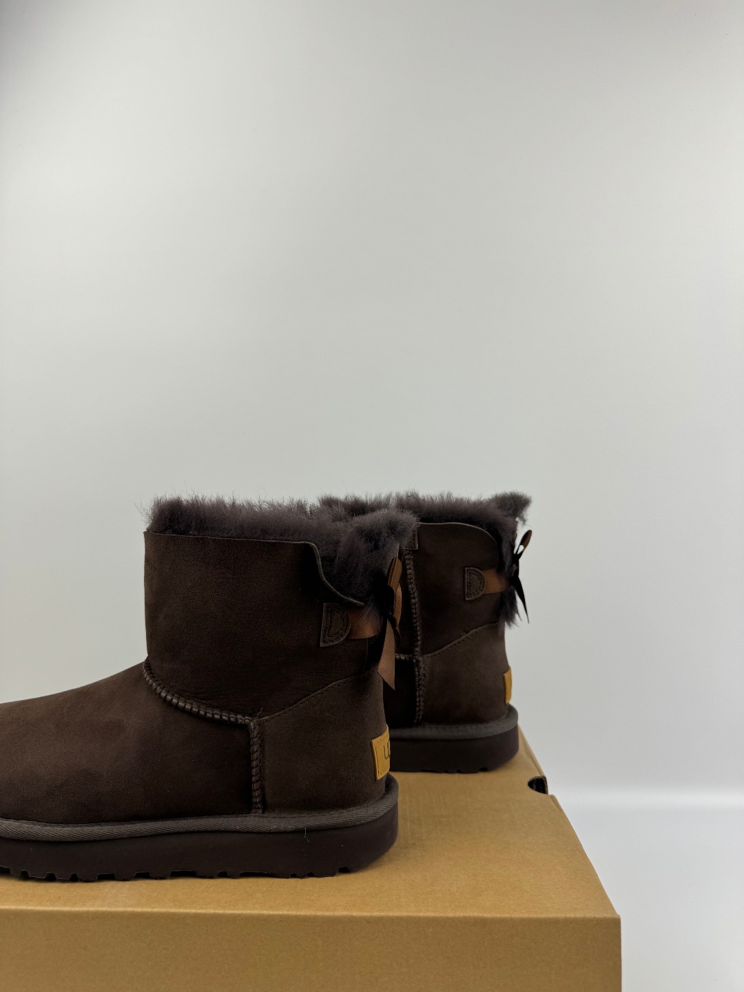 💰P230 本地自取 支持放店
UGG Bailey 迷你贝莉蝴蝶结2.0系列中筒 巧色 秋冬羊皮毛一体雪地靴
顶级品质 羊皮毛一体高品质 鞋头到鞋垫真羊皮毛一体 独立原版开发大底 羊绒鞋垫 采用TPU模压定型翻毛皮鞋面材质 内嵌人造卷曲羊毛毛绒里衬和选用 鞋身材质 防泼水涂层翻毛皮鞋面 17毫米UGGPURE™植入式羊毛内底 轻便防滑舒适橡胶外底 独立外盒包装
货号:1016501
尺码: 35 36 37 38 39 40