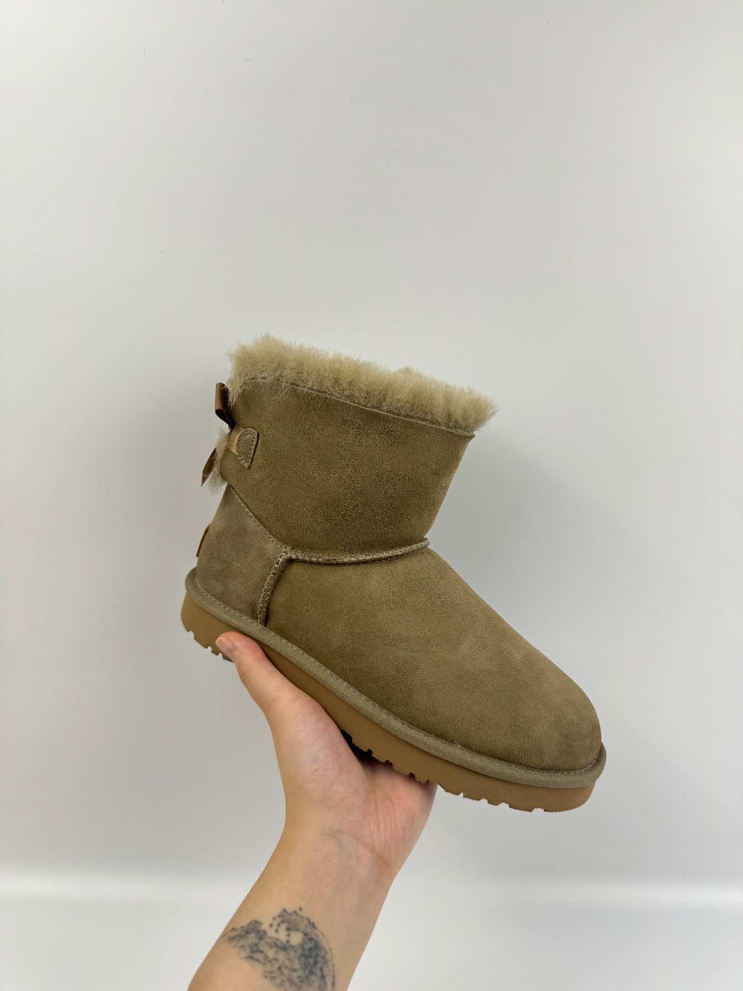 💰P230 本地自取 支持放店
UGG Bailey 迷你贝莉蝴蝶结2.0系列中筒 羚羊棕色 秋冬羊皮毛一体雪地靴
顶级品质 羊皮毛一体高品质 鞋头到鞋垫真羊皮毛一体 独立原版开发大底 羊绒鞋垫 采用TPU模压定型翻毛皮鞋面材质 内嵌人造卷曲羊毛毛绒里衬和选用 鞋身材质 防泼水涂层翻毛皮鞋面 17毫米UGGPURE™植入式羊毛内底 轻便防滑舒适橡胶外底 独立外盒包装
货号:1016501
尺码: 35 36 37 38 39 40