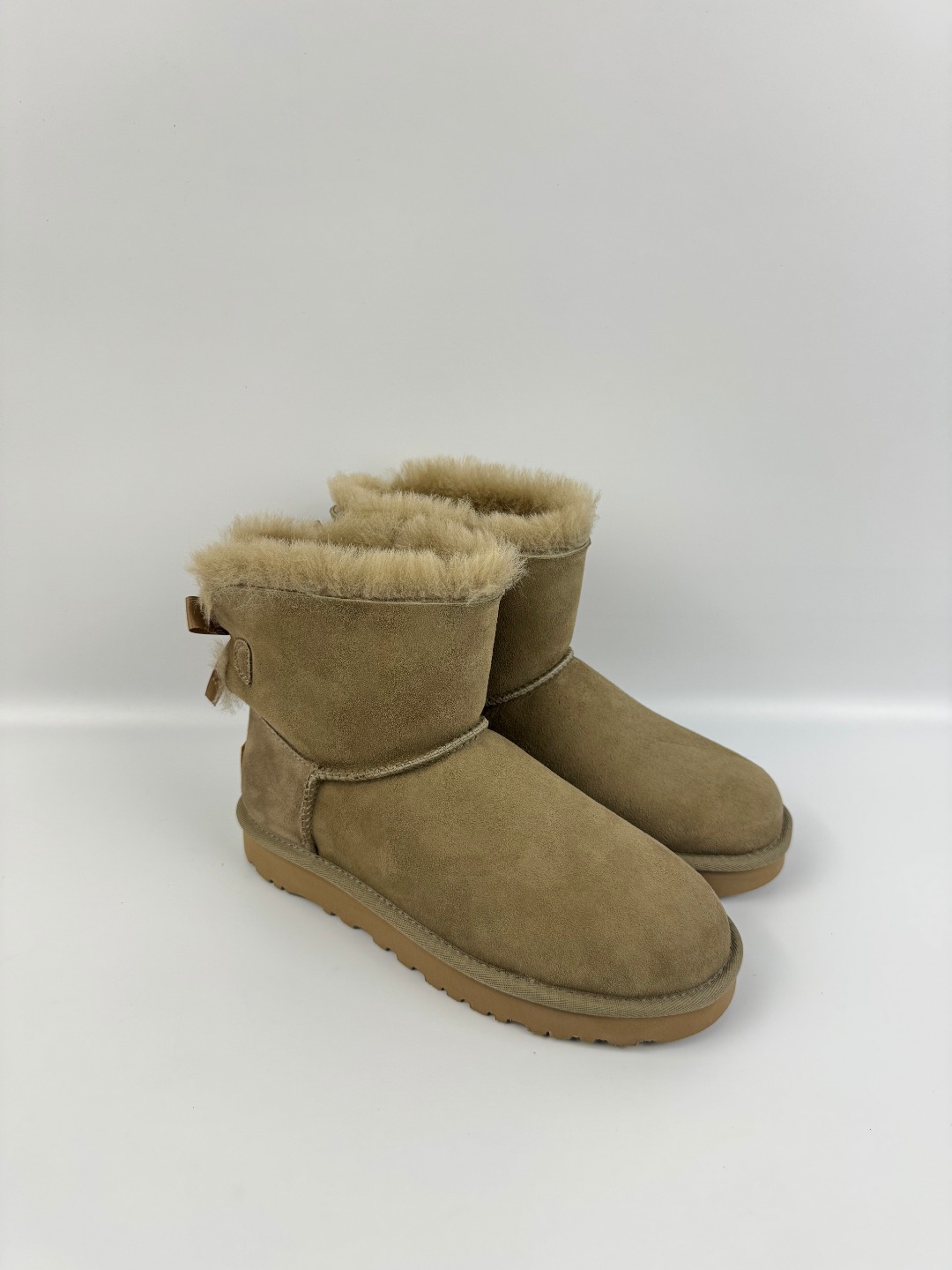 💰P230 本地自取 支持放店
UGG Bailey 迷你贝莉蝴蝶结2.0系列中筒 羚羊棕色 秋冬羊皮毛一体雪地靴
顶级品质 羊皮毛一体高品质 鞋头到鞋垫真羊皮毛一体 独立原版开发大底 羊绒鞋垫 采用TPU模压定型翻毛皮鞋面材质 内嵌人造卷曲羊毛毛绒里衬和选用 鞋身材质 防泼水涂层翻毛皮鞋面 17毫米UGGPURE™植入式羊毛内底 轻便防滑舒适橡胶外底 独立外盒包装
货号:1016501
尺码: 35 36 37 38 39 40