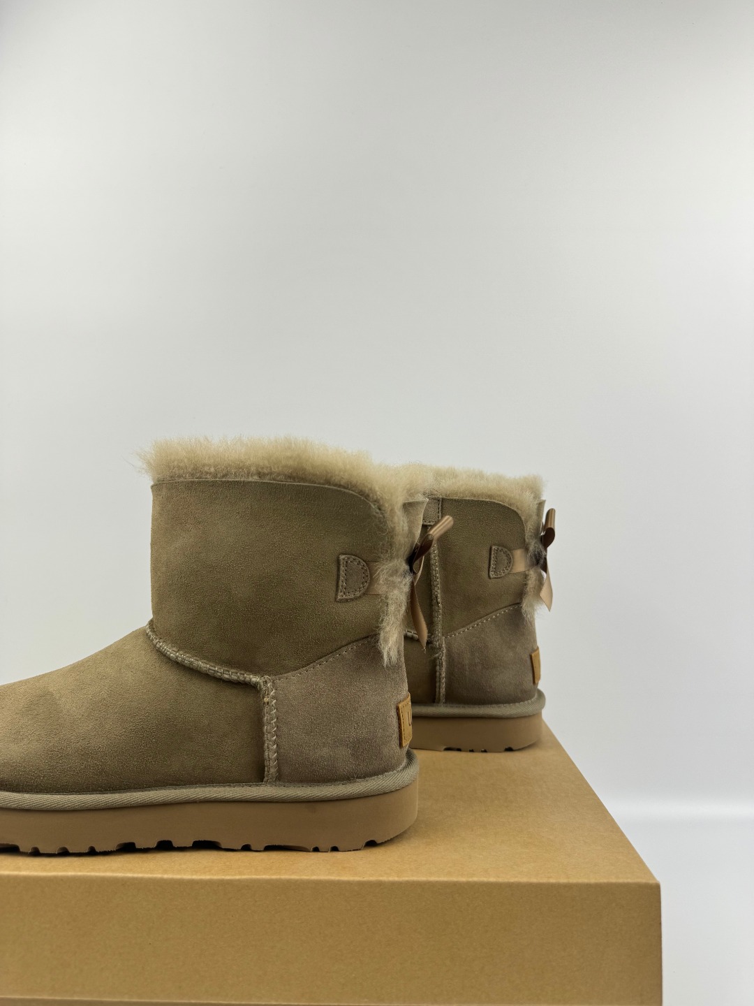 💰P230 本地自取 支持放店
UGG Bailey 迷你贝莉蝴蝶结2.0系列中筒 羚羊棕色 秋冬羊皮毛一体雪地靴
顶级品质 羊皮毛一体高品质 鞋头到鞋垫真羊皮毛一体 独立原版开发大底 羊绒鞋垫 采用TPU模压定型翻毛皮鞋面材质 内嵌人造卷曲羊毛毛绒里衬和选用 鞋身材质 防泼水涂层翻毛皮鞋面 17毫米UGGPURE™植入式羊毛内底 轻便防滑舒适橡胶外底 独立外盒包装
货号:1016501
尺码: 35 36 37 38 39 40