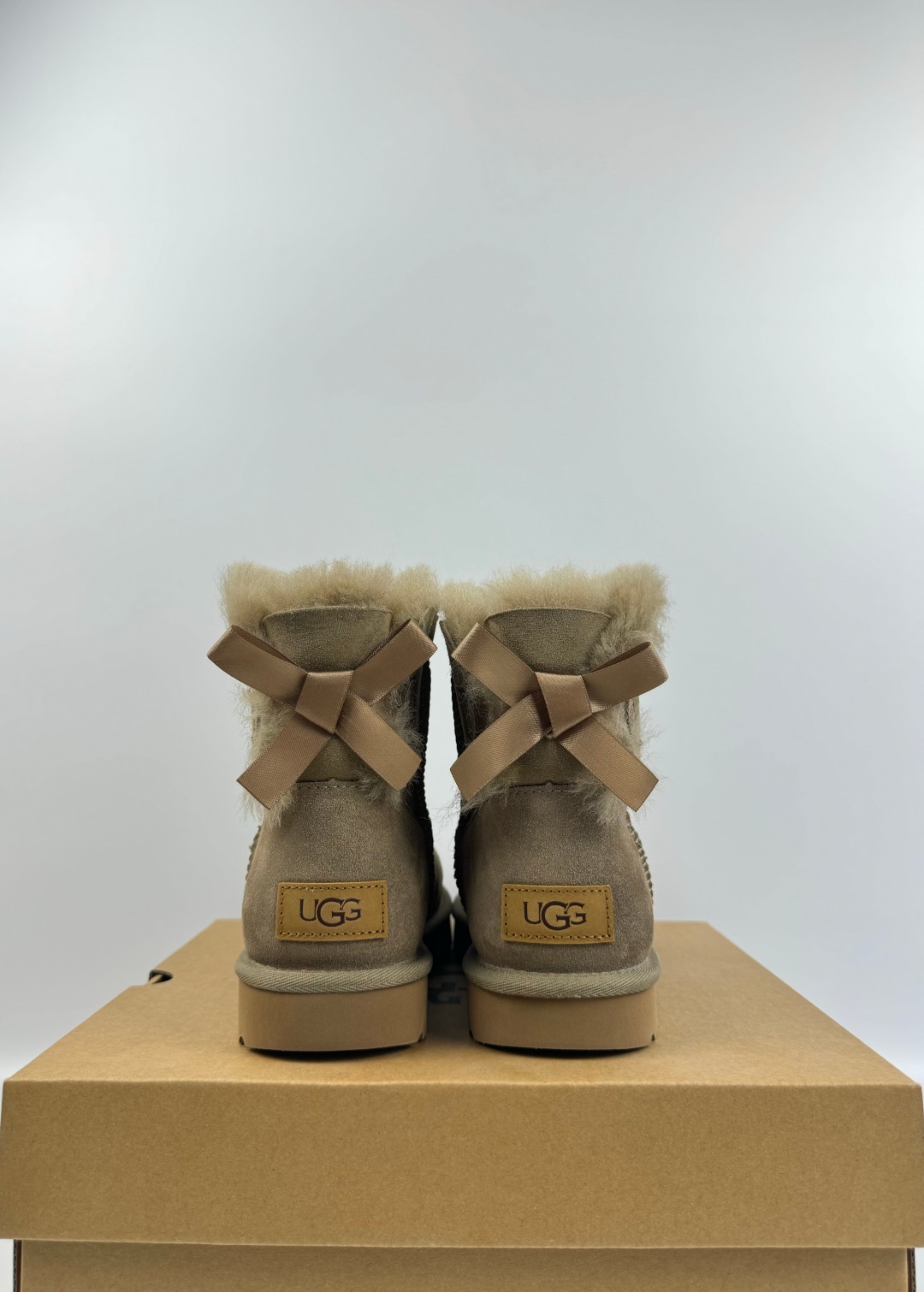 💰P230 本地自取 支持放店
UGG Bailey 迷你贝莉蝴蝶结2.0系列中筒 羚羊棕色 秋冬羊皮毛一体雪地靴
顶级品质 羊皮毛一体高品质 鞋头到鞋垫真羊皮毛一体 独立原版开发大底 羊绒鞋垫 采用TPU模压定型翻毛皮鞋面材质 内嵌人造卷曲羊毛毛绒里衬和选用 鞋身材质 防泼水涂层翻毛皮鞋面 17毫米UGGPURE™植入式羊毛内底 轻便防滑舒适橡胶外底 独立外盒包装
货号:1016501
尺码: 35 36 37 38 39 40