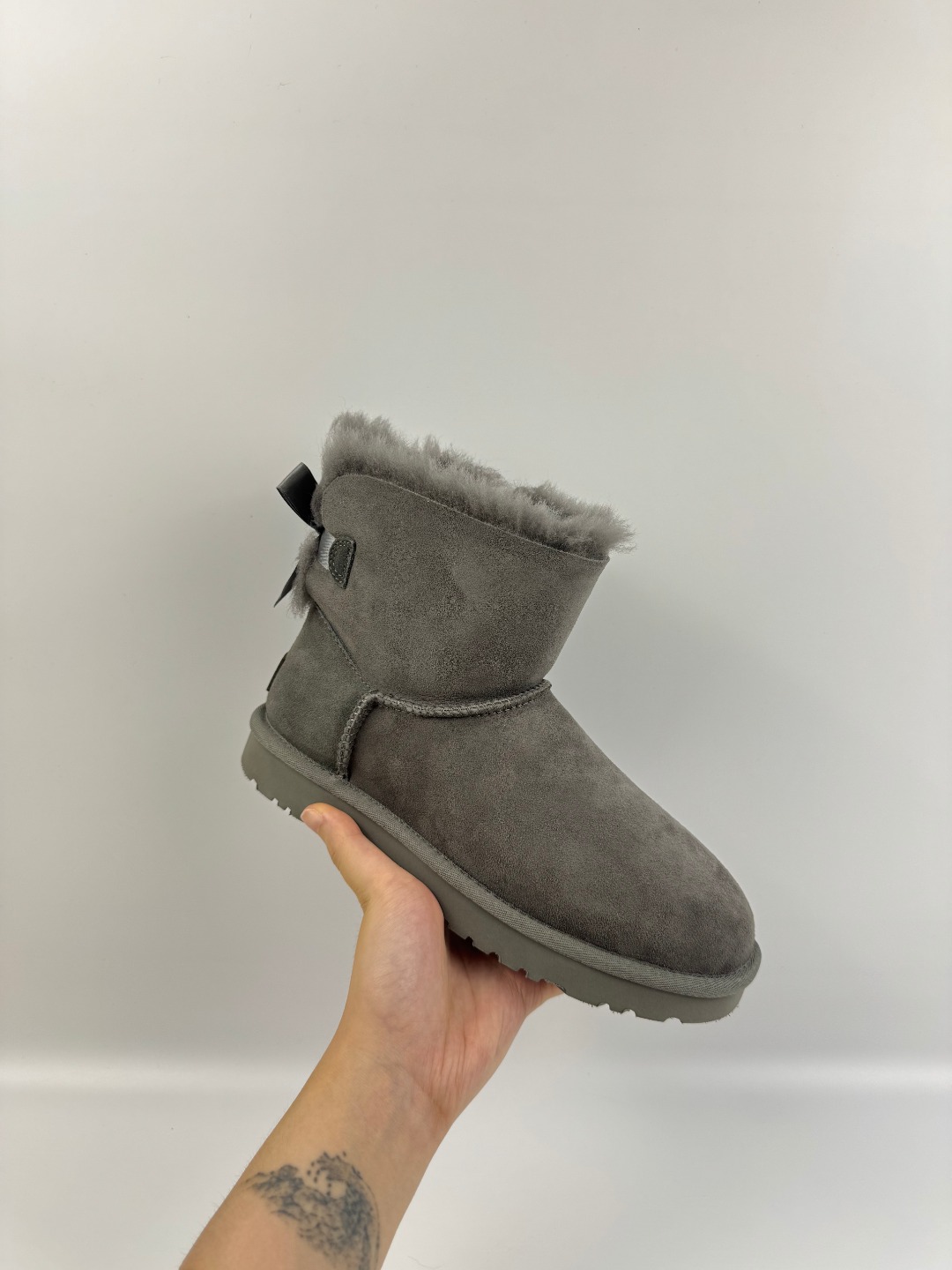 💰P230 本地自取 支持放店
UGG Bailey 迷你贝莉蝴蝶结2.0系列中筒 灰色 秋冬羊皮毛一体雪地靴
顶级品质 羊皮毛一体高品质 鞋头到鞋垫真羊皮毛一体 独立原版开发大底 羊绒鞋垫 采用TPU模压定型翻毛皮鞋面材质 内嵌人造卷曲羊毛毛绒里衬和选用 鞋身材质 防泼水涂层翻毛皮鞋面 17毫米UGGPURE™植入式羊毛内底 轻便防滑舒适橡胶外底 独立外盒包装
货号:1016501
尺码: 35 36 37 38 39 40