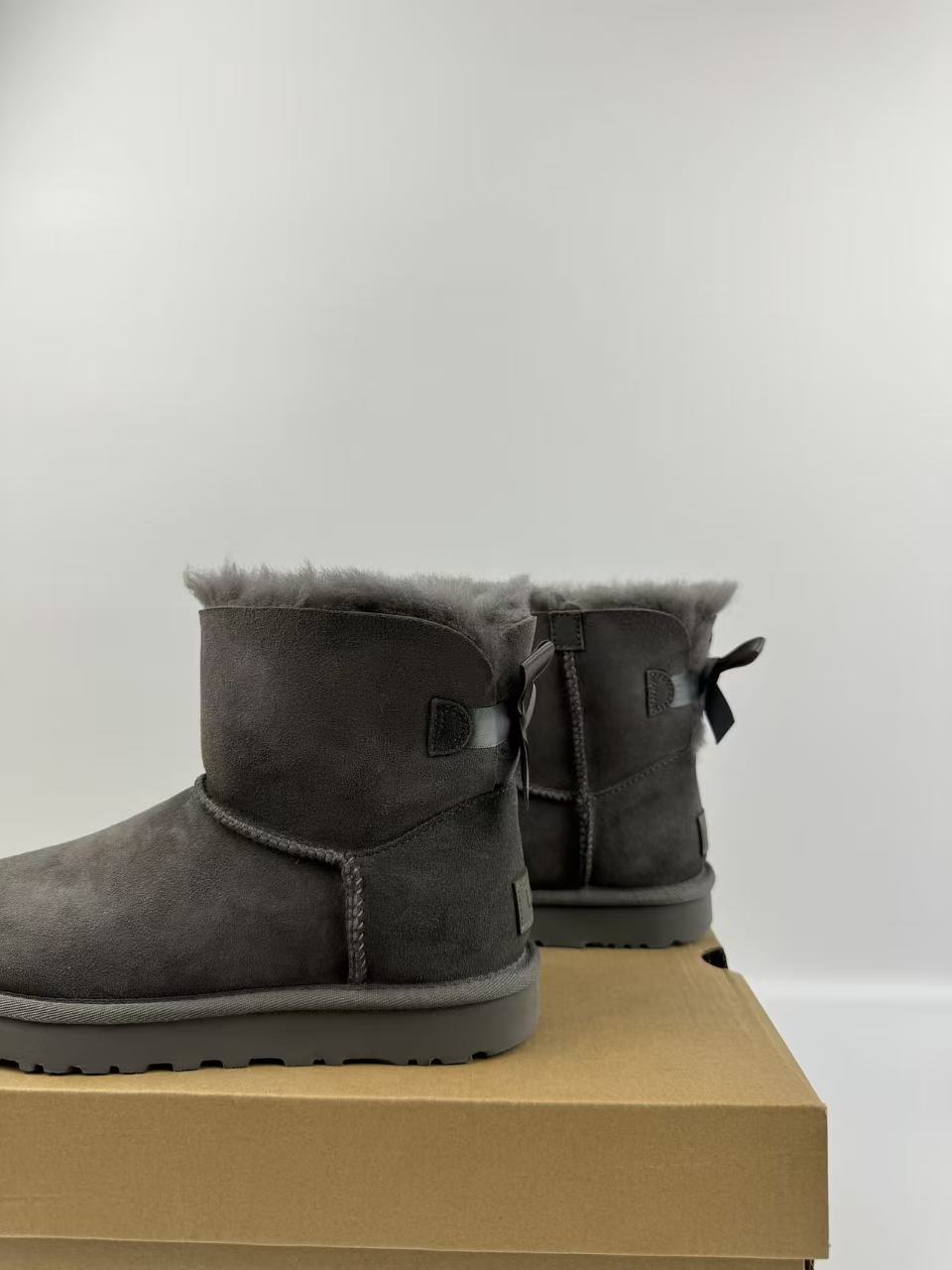 💰P230 本地自取 支持放店
UGG Bailey 迷你贝莉蝴蝶结2.0系列中筒 灰色 秋冬羊皮毛一体雪地靴
顶级品质 羊皮毛一体高品质 鞋头到鞋垫真羊皮毛一体 独立原版开发大底 羊绒鞋垫 采用TPU模压定型翻毛皮鞋面材质 内嵌人造卷曲羊毛毛绒里衬和选用 鞋身材质 防泼水涂层翻毛皮鞋面 17毫米UGGPURE™植入式羊毛内底 轻便防滑舒适橡胶外底 独立外盒包装
货号:1016501
尺码: 35 36 37 38 39 40