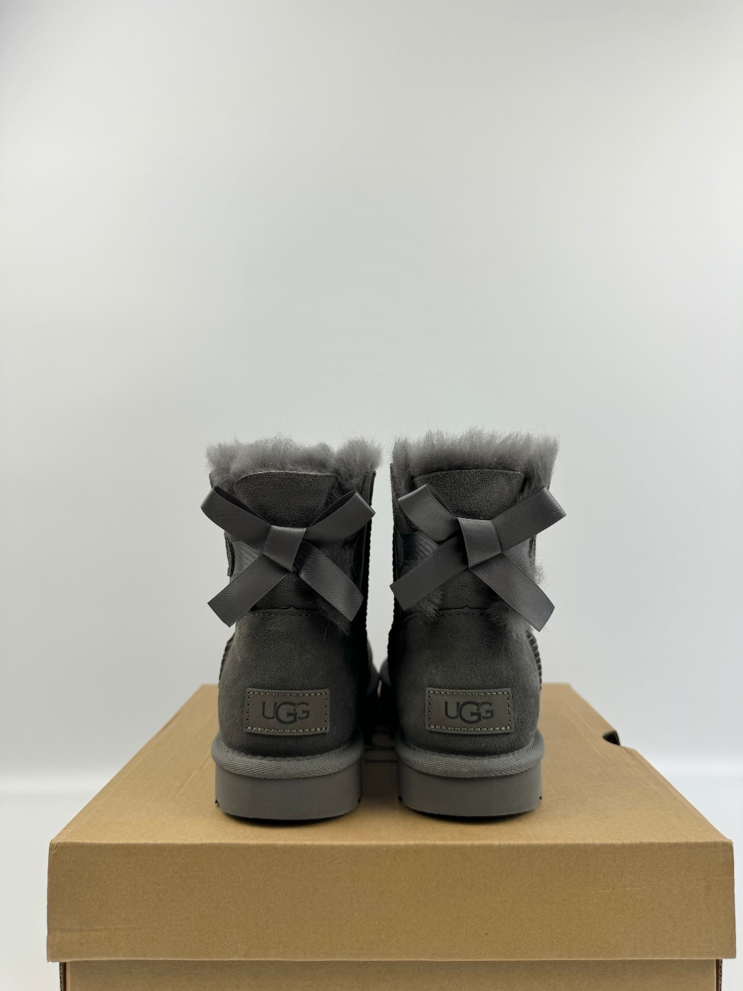 💰P230 本地自取 支持放店
UGG Bailey 迷你贝莉蝴蝶结2.0系列中筒 灰色 秋冬羊皮毛一体雪地靴
顶级品质 羊皮毛一体高品质 鞋头到鞋垫真羊皮毛一体 独立原版开发大底 羊绒鞋垫 采用TPU模压定型翻毛皮鞋面材质 内嵌人造卷曲羊毛毛绒里衬和选用 鞋身材质 防泼水涂层翻毛皮鞋面 17毫米UGGPURE™植入式羊毛内底 轻便防滑舒适橡胶外底 独立外盒包装
货号:1016501
尺码: 35 36 37 38 39 40