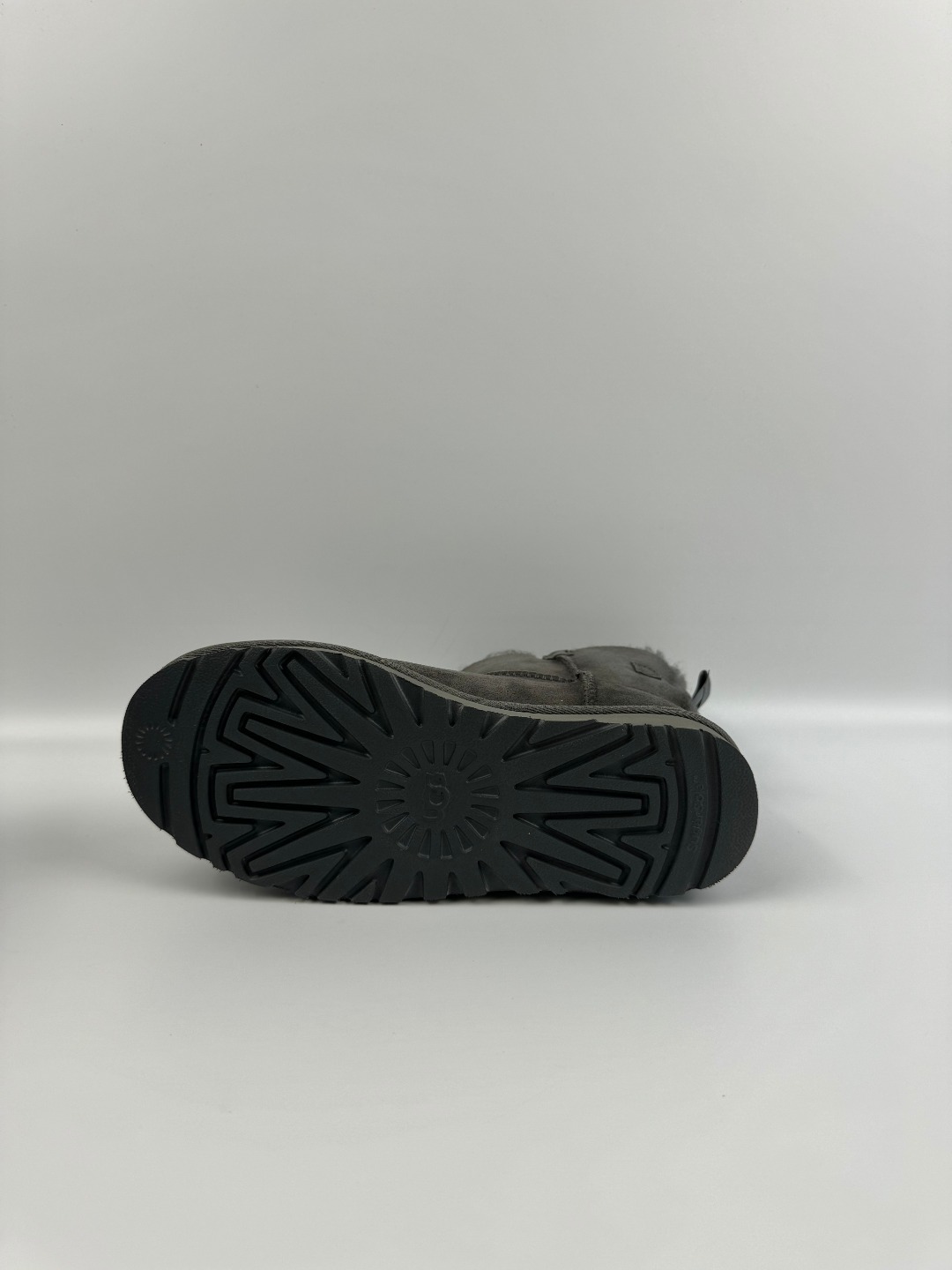 💰P230 本地自取 支持放店
UGG Bailey 迷你贝莉蝴蝶结2.0系列中筒 灰色 秋冬羊皮毛一体雪地靴
顶级品质 羊皮毛一体高品质 鞋头到鞋垫真羊皮毛一体 独立原版开发大底 羊绒鞋垫 采用TPU模压定型翻毛皮鞋面材质 内嵌人造卷曲羊毛毛绒里衬和选用 鞋身材质 防泼水涂层翻毛皮鞋面 17毫米UGGPURE™植入式羊毛内底 轻便防滑舒适橡胶外底 独立外盒包装
货号:1016501
尺码: 35 36 37 38 39 40