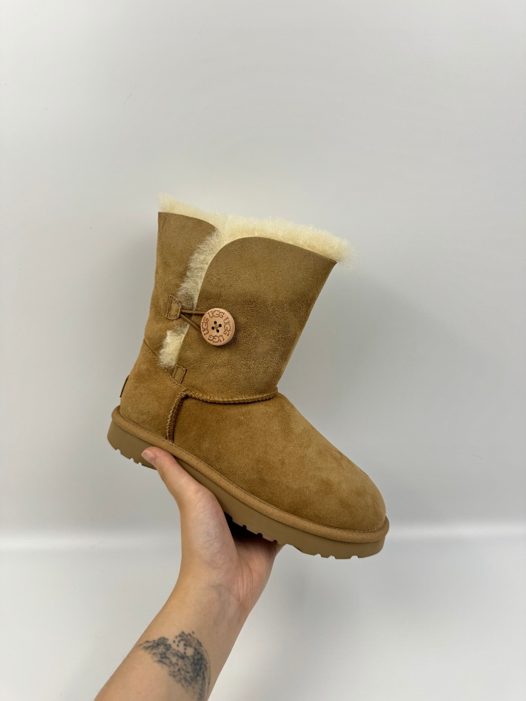 💰P240 本地自取 支持放店
UGG Bailey Button II 贝莉纽扣2.0 栗色 秋冬羊皮毛一体雪地靴
顶级品质 羊皮毛一体高品质 鞋头到鞋垫真羊皮毛一体 独立原版开发大底 羊绒鞋垫 采用TPU模压定型翻毛皮鞋面材质 内嵌人造卷曲羊毛毛绒里衬和选用 鞋身材质 防泼水涂层翻毛皮鞋面 17毫米UGGPURE™植入式羊毛内底 轻便防滑舒适橡胶外底 独立外盒包装
货号:1016226
尺码: 35 36 37 38 39 40