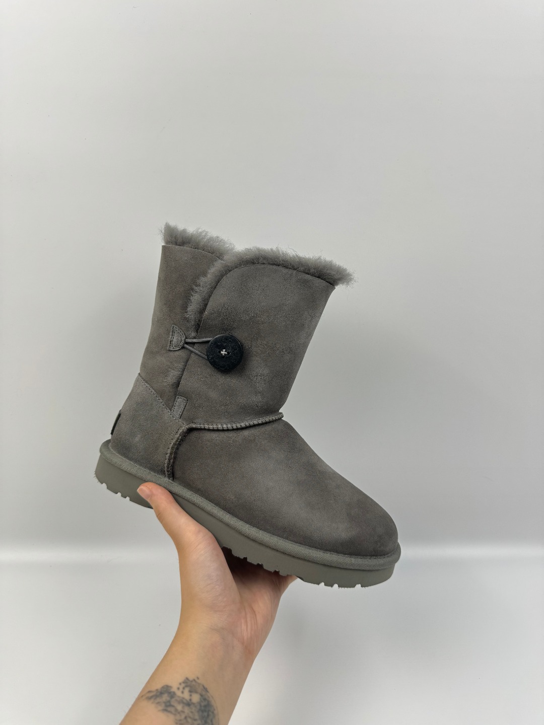 💰P240 本地自取 支持放店
UGG Bailey Button II 贝莉纽扣2.0 灰色 秋冬羊皮毛一体雪地靴
顶级品质 羊皮毛一体高品质 鞋头到鞋垫真羊皮毛一体 独立原版开发大底 羊绒鞋垫 采用TPU模压定型翻毛皮鞋面材质 内嵌人造卷曲羊毛毛绒里衬和选用 鞋身材质 防泼水涂层翻毛皮鞋面 17毫米UGGPURE™植入式羊毛内底 轻便防滑舒适橡胶外底 独立外盒包装
货号:1016226
尺码: 35 36 37 38 39 40