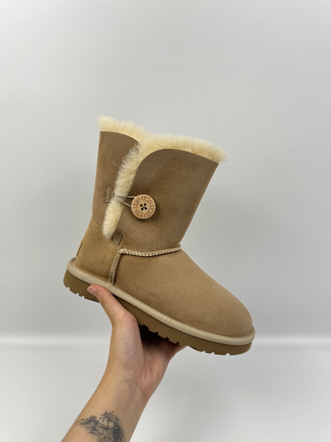 💰P240 本地自取 支持放店
UGG Bailey Button II 贝莉纽扣2.0 沙色 秋冬羊皮毛一体雪地靴
顶级品质 羊皮毛一体高品质 鞋头到鞋垫真羊皮毛一体 独立原版开发大底 羊绒鞋垫 采用TPU模压定型翻毛皮鞋面材质 内嵌人造卷曲羊毛毛绒里衬和选用 鞋身材质 防泼水涂层翻毛皮鞋面 17毫米UGGPURE™植入式羊毛内底 轻便防滑舒适橡胶外底 独立外盒包装
货号:1016226
尺码: 35 36 37 38 39 40