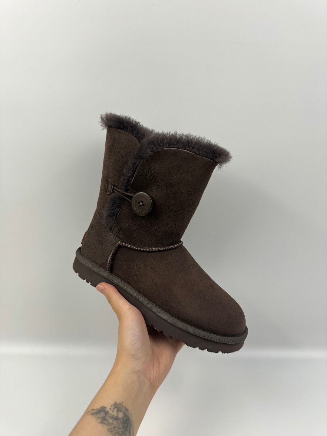 💰P240 本地自取 支持放店
UGG Bailey Button II 贝莉纽扣2.0 巧色 秋冬羊皮毛一体雪地靴
顶级品质 羊皮毛一体高品质 鞋头到鞋垫真羊皮毛一体 独立原版开发大底 羊绒鞋垫 采用TPU模压定型翻毛皮鞋面材质 内嵌人造卷曲羊毛毛绒里衬和选用 鞋身材质 防泼水涂层翻毛皮鞋面 17毫米UGGPURE™植入式羊毛内底 轻便防滑舒适橡胶外底 独立外盒包装
货号:1016226
尺码: 35 36 37 38 39 40