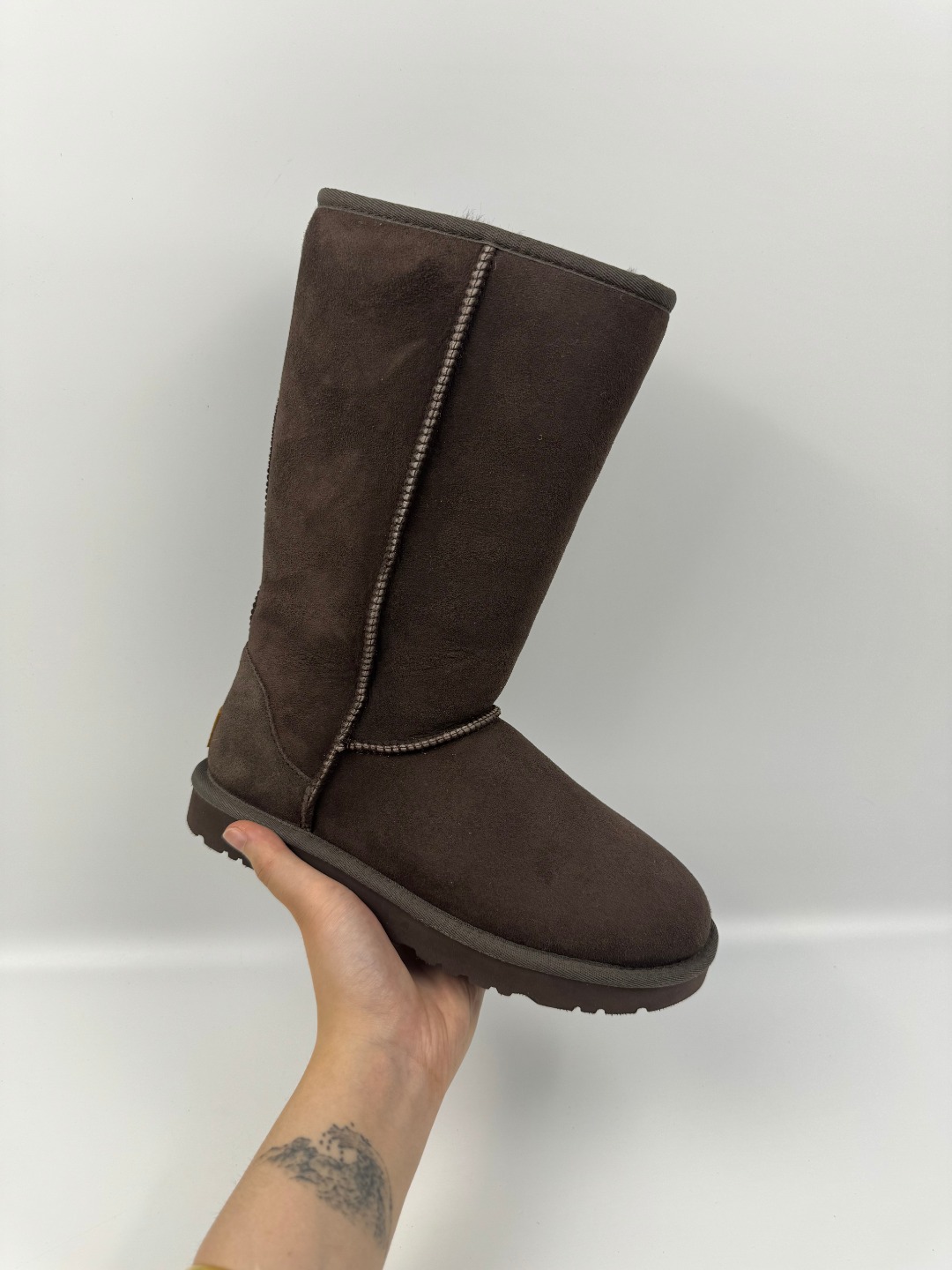💰P290 本地自取 支持放店
UGG Classic Short II 经典高靴2.0 巧色 秋冬羊皮毛一体雪地靴
顶级品质 羊皮毛一体高品质 鞋头到鞋垫真羊皮毛一体 独立原版开发大底 羊绒鞋垫 采用TPU模压定型翻毛皮鞋面材质 内嵌人造卷曲羊毛毛绒里衬和选用 鞋身材质 防泼水涂层翻毛皮鞋面 17毫米UGGPURE™植入式羊毛内底 轻便防滑舒适橡胶外底 独立外盒包装
货号:1016224
尺码: 35 36 37 38 39 40