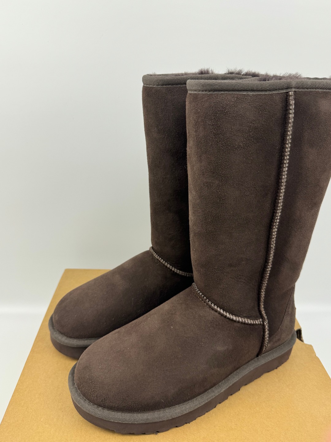 💰P290 本地自取 支持放店
UGG Classic Short II 经典高靴2.0 巧色 秋冬羊皮毛一体雪地靴
顶级品质 羊皮毛一体高品质 鞋头到鞋垫真羊皮毛一体 独立原版开发大底 羊绒鞋垫 采用TPU模压定型翻毛皮鞋面材质 内嵌人造卷曲羊毛毛绒里衬和选用 鞋身材质 防泼水涂层翻毛皮鞋面 17毫米UGGPURE™植入式羊毛内底 轻便防滑舒适橡胶外底 独立外盒包装
货号:1016224
尺码: 35 36 37 38 39 40