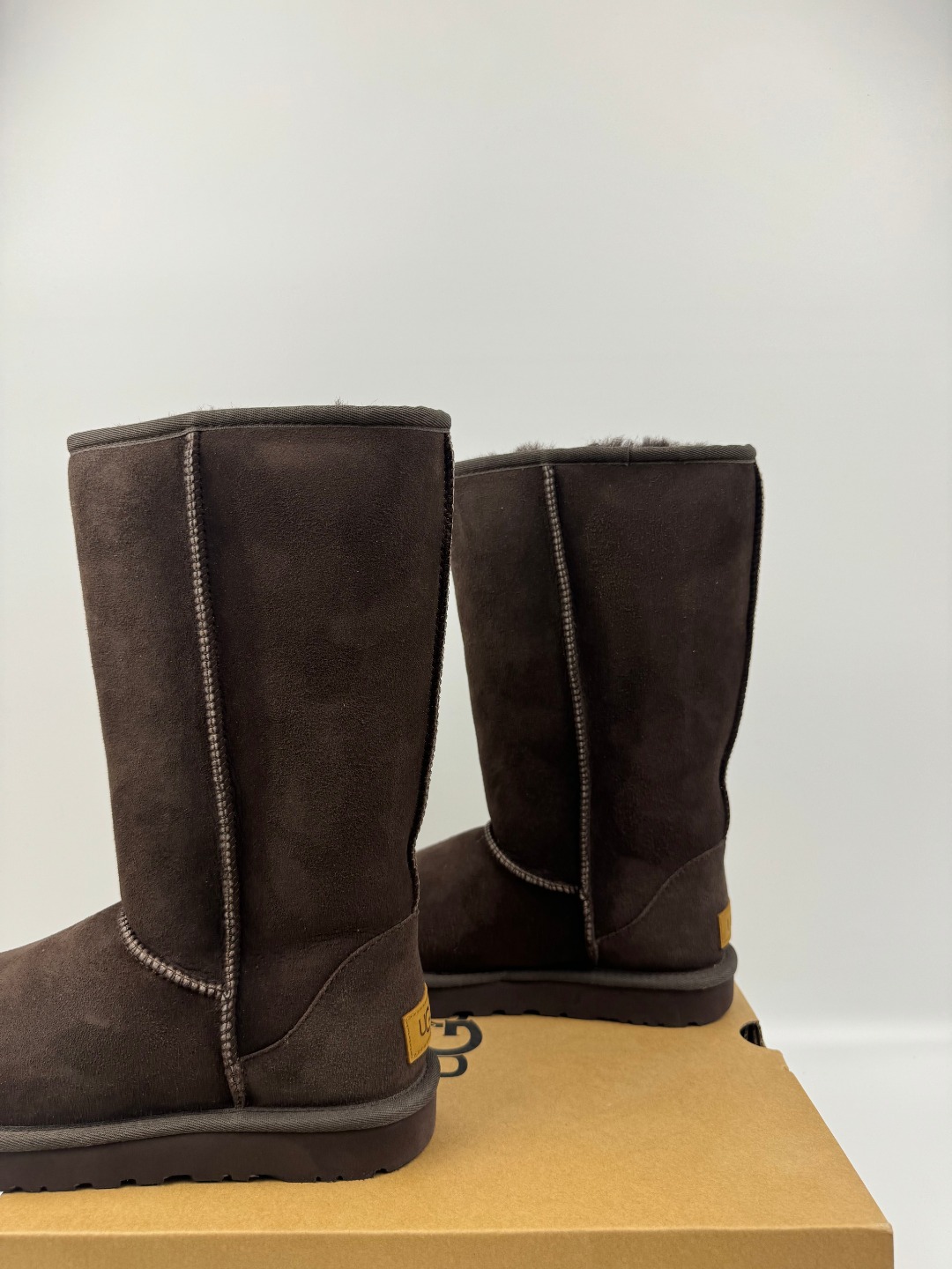 💰P290 本地自取 支持放店
UGG Classic Short II 经典高靴2.0 巧色 秋冬羊皮毛一体雪地靴
顶级品质 羊皮毛一体高品质 鞋头到鞋垫真羊皮毛一体 独立原版开发大底 羊绒鞋垫 采用TPU模压定型翻毛皮鞋面材质 内嵌人造卷曲羊毛毛绒里衬和选用 鞋身材质 防泼水涂层翻毛皮鞋面 17毫米UGGPURE™植入式羊毛内底 轻便防滑舒适橡胶外底 独立外盒包装
货号:1016224
尺码: 35 36 37 38 39 40