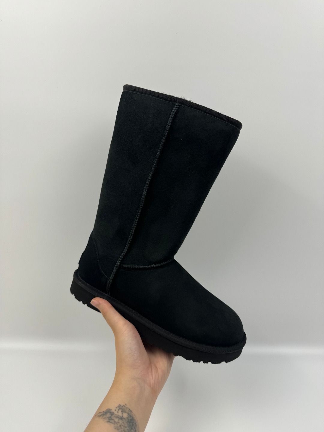 💰P290 本地自取 支持放店
UGG Classic Short II 经典高靴2.0 黑色 秋冬羊皮毛一体雪地靴
顶级品质 羊皮毛一体高品质 鞋头到鞋垫真羊皮毛一体 独立原版开发大底 羊绒鞋垫 采用TPU模压定型翻毛皮鞋面材质 内嵌人造卷曲羊毛毛绒里衬和选用 鞋身材质 防泼水涂层翻毛皮鞋面 17毫米UGGPURE™植入式羊毛内底 轻便防滑舒适橡胶外底 独立外盒包装
货号:1016224
尺码: 35 36 37 38 39 40