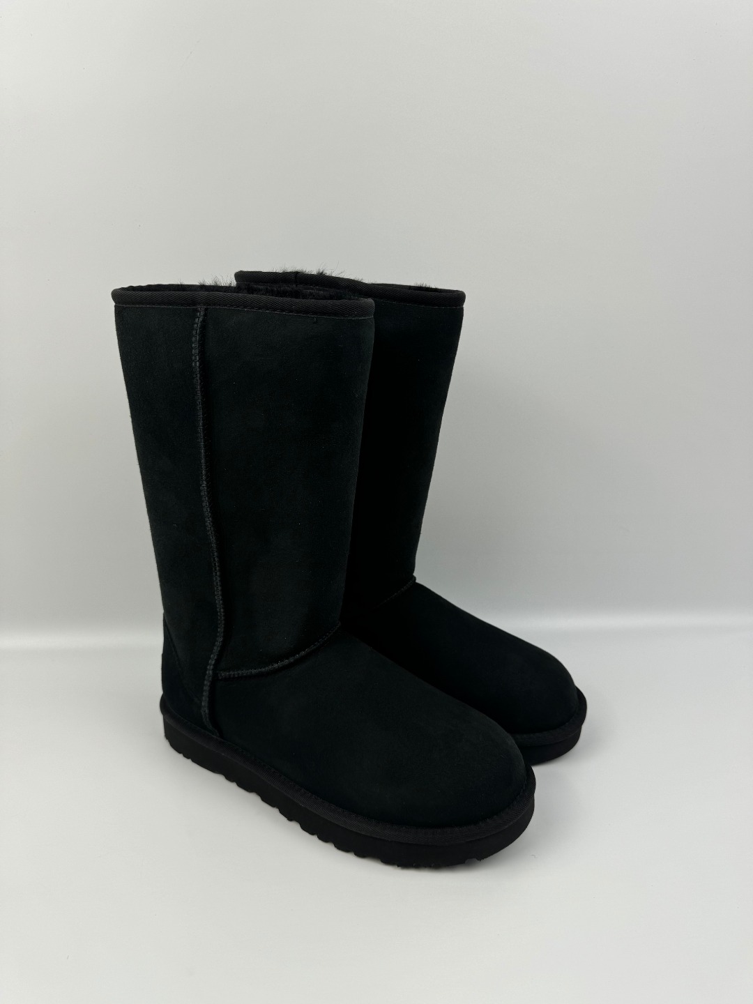 💰P290 本地自取 支持放店
UGG Classic Short II 经典高靴2.0 黑色 秋冬羊皮毛一体雪地靴
顶级品质 羊皮毛一体高品质 鞋头到鞋垫真羊皮毛一体 独立原版开发大底 羊绒鞋垫 采用TPU模压定型翻毛皮鞋面材质 内嵌人造卷曲羊毛毛绒里衬和选用 鞋身材质 防泼水涂层翻毛皮鞋面 17毫米UGGPURE™植入式羊毛内底 轻便防滑舒适橡胶外底 独立外盒包装
货号:1016224
尺码: 35 36 37 38 39 40